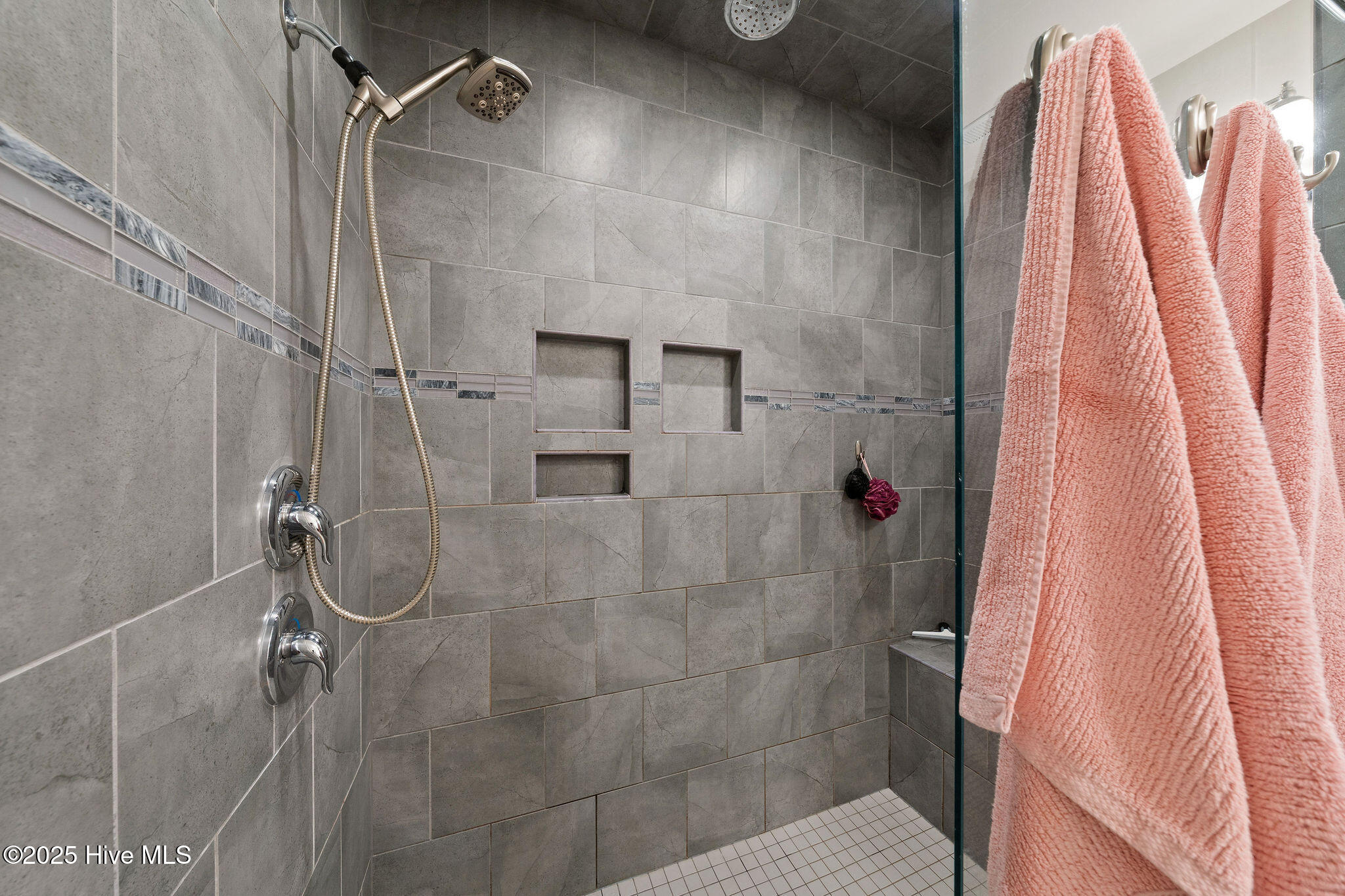 100529341 | Photo 40