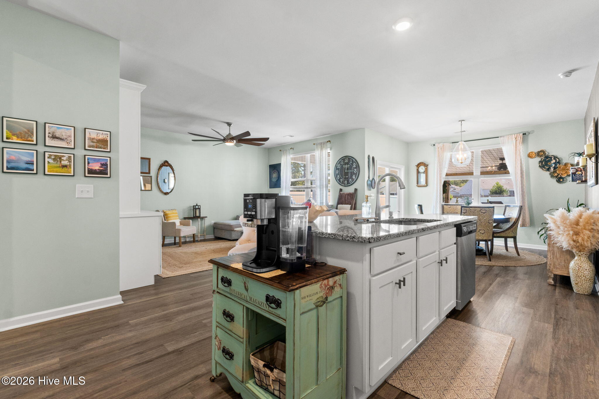 100568064 | Photo 17