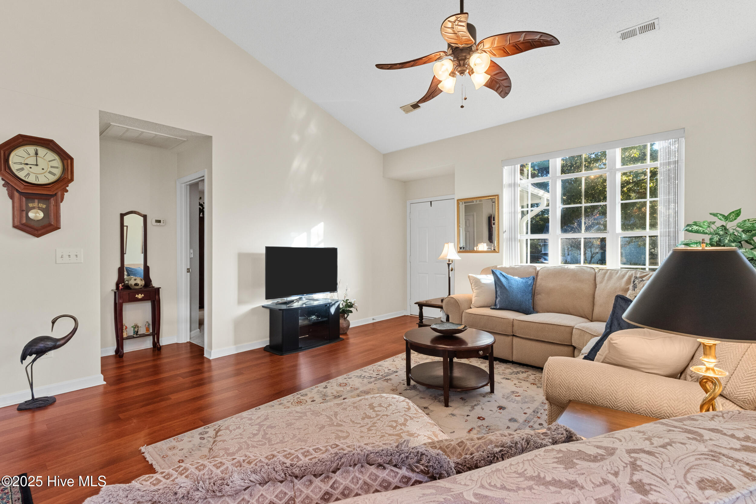 100540145 | Photo 12