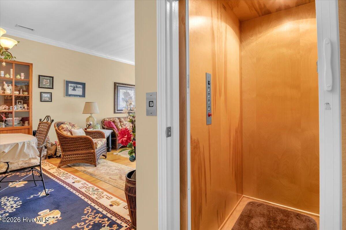 100566244 | Photo 18