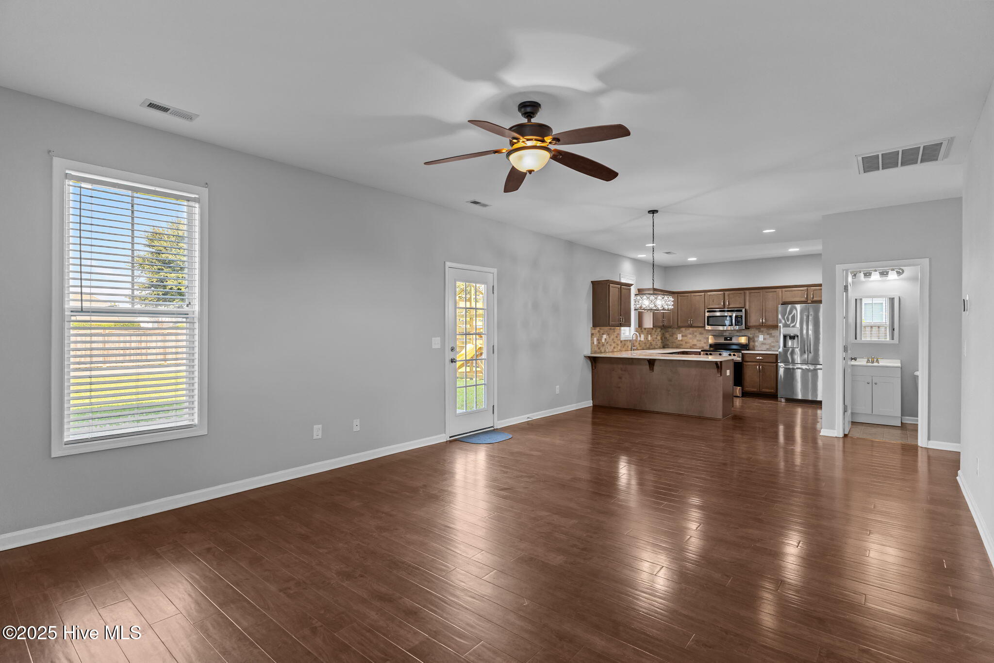 100536530 | Photo 12