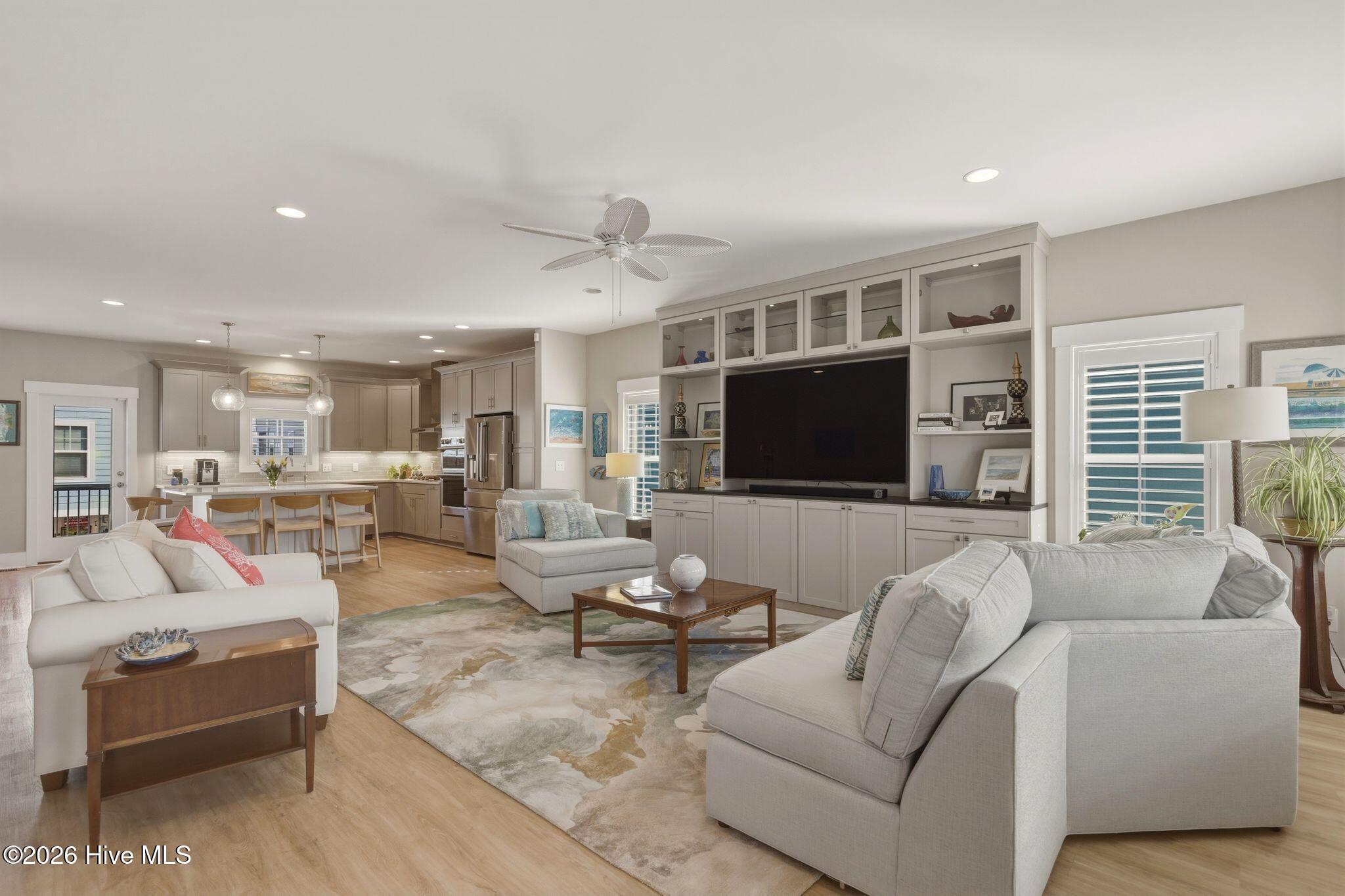 100562049 | Photo 15