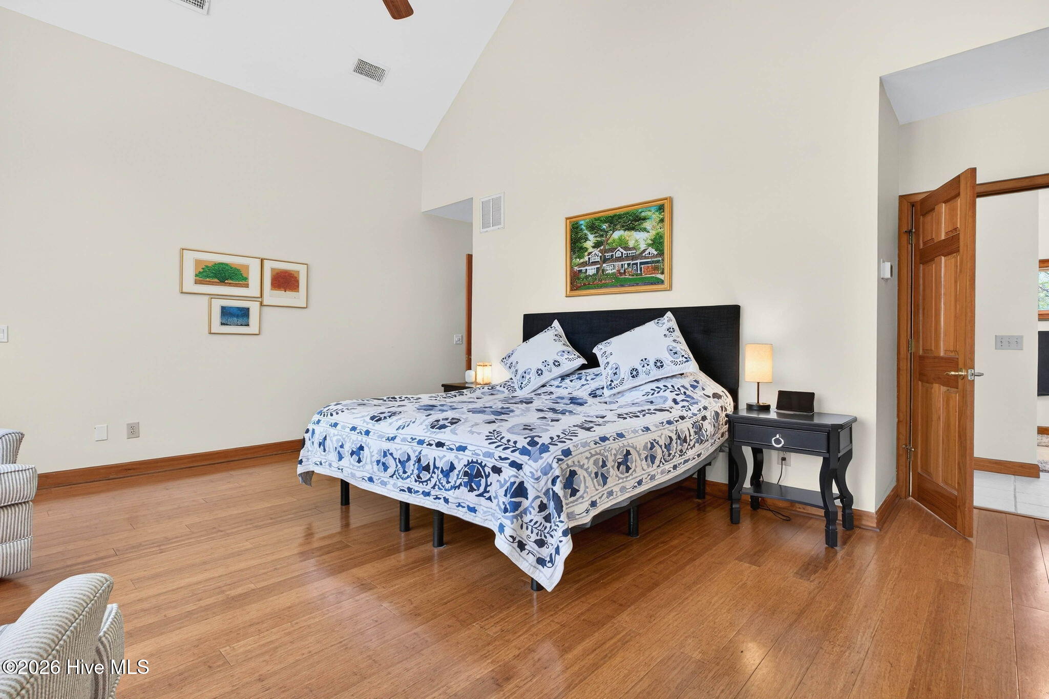 100564885 | Photo 36