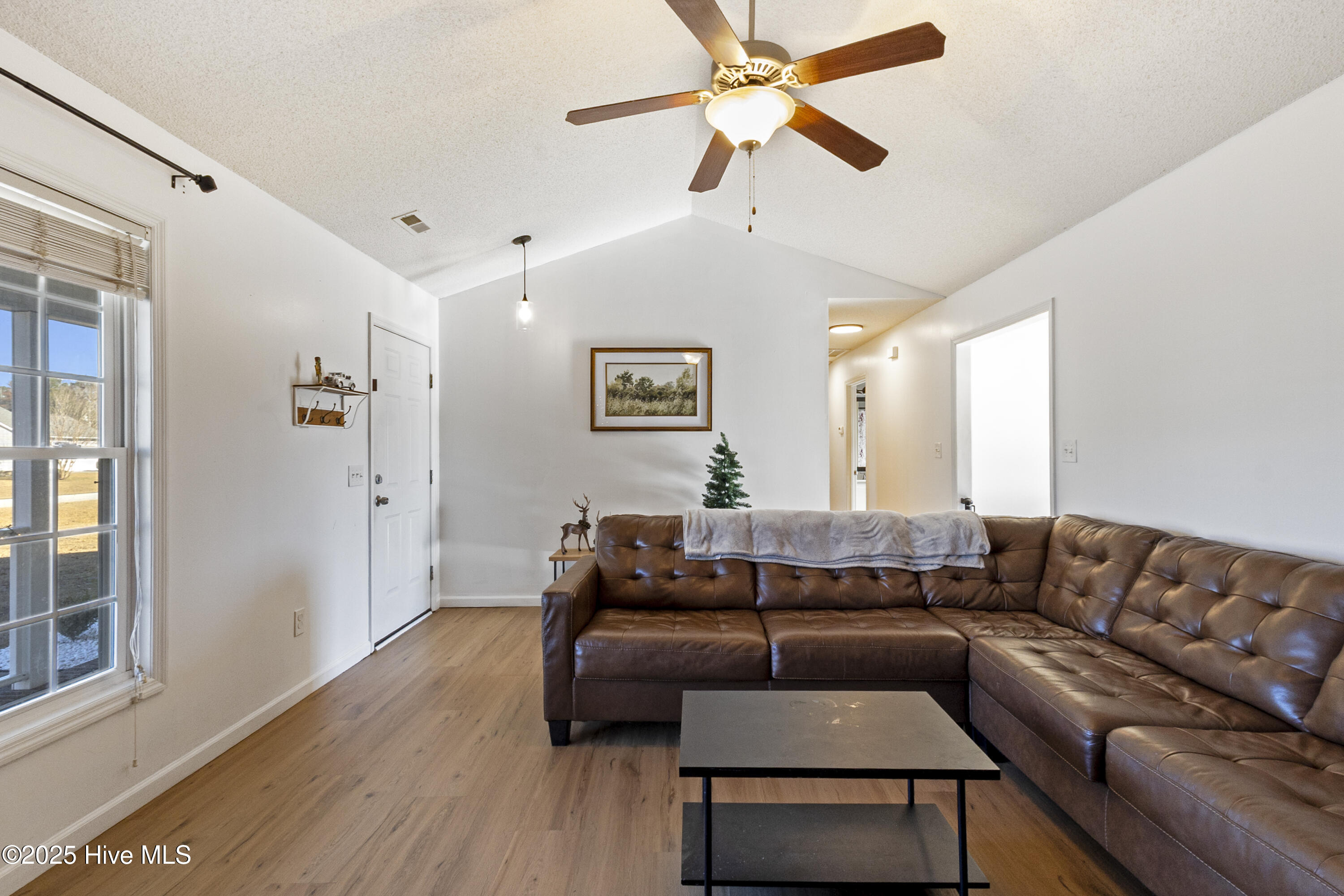 100545933 | Photo 11