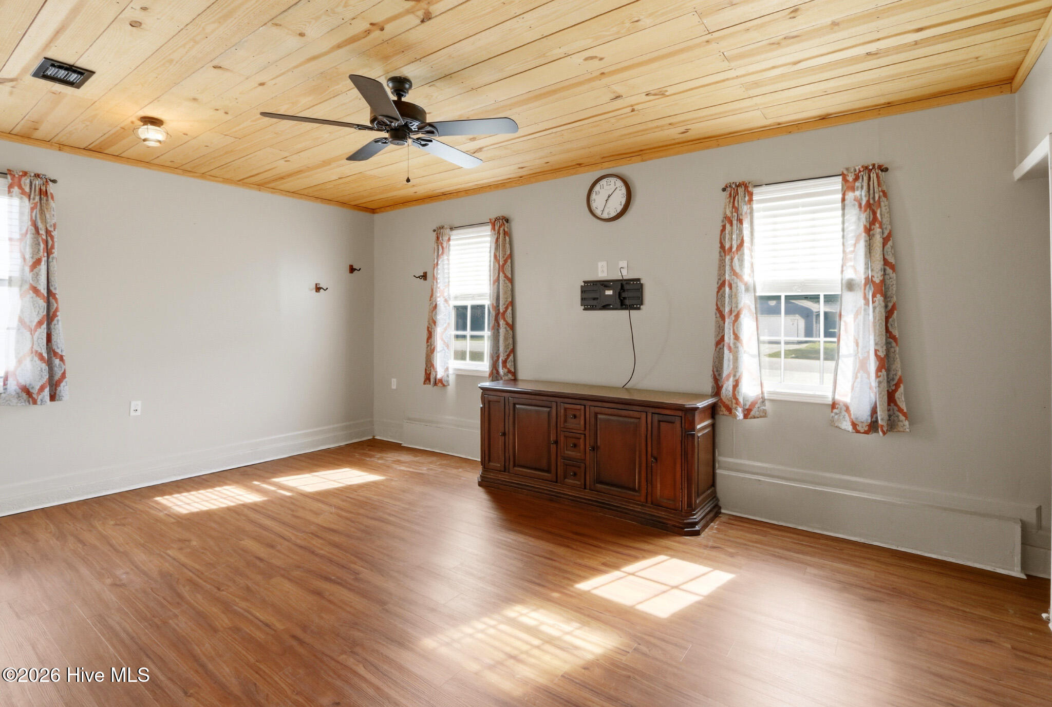 100558935 | Photo 30