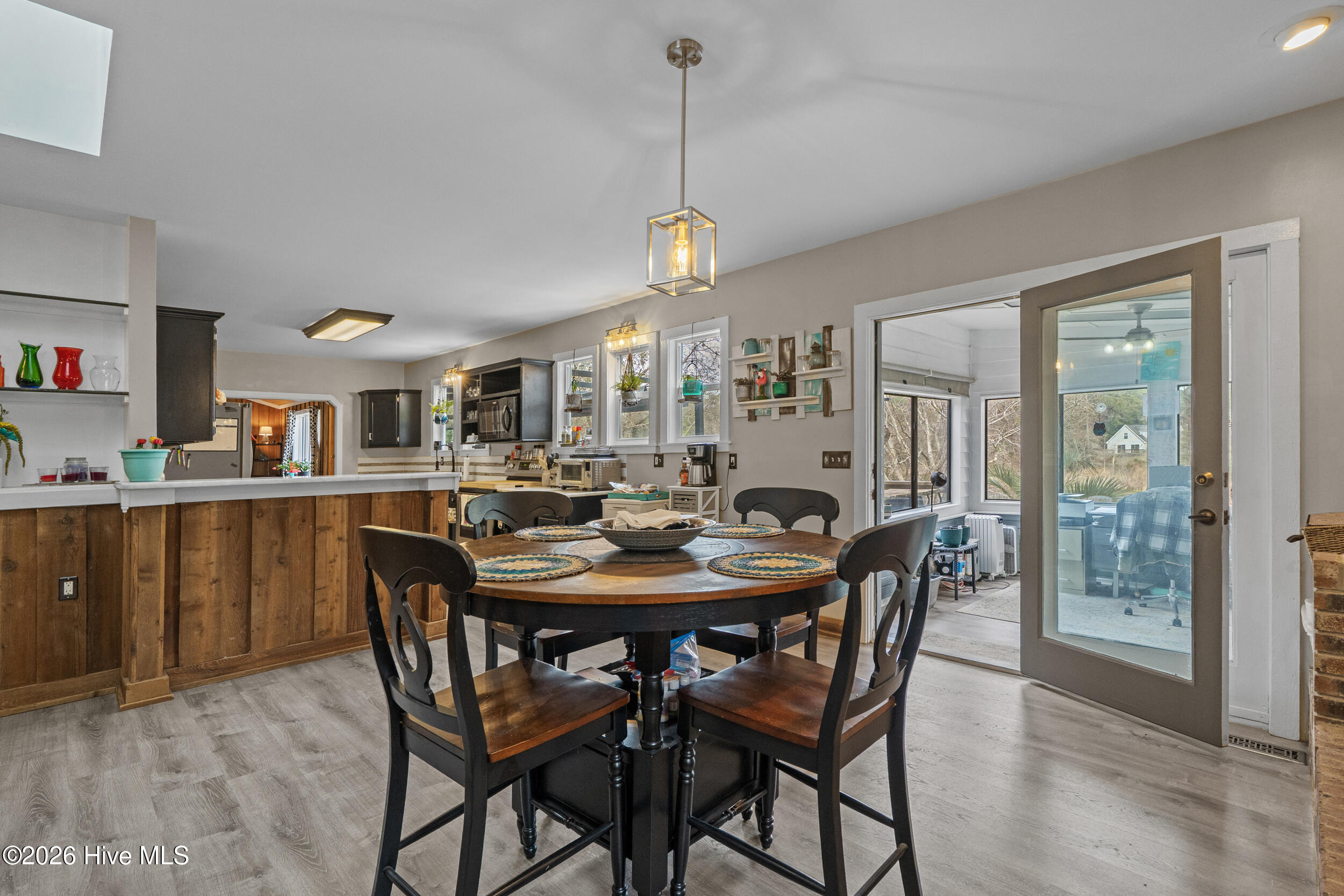 100556082 | Photo 11