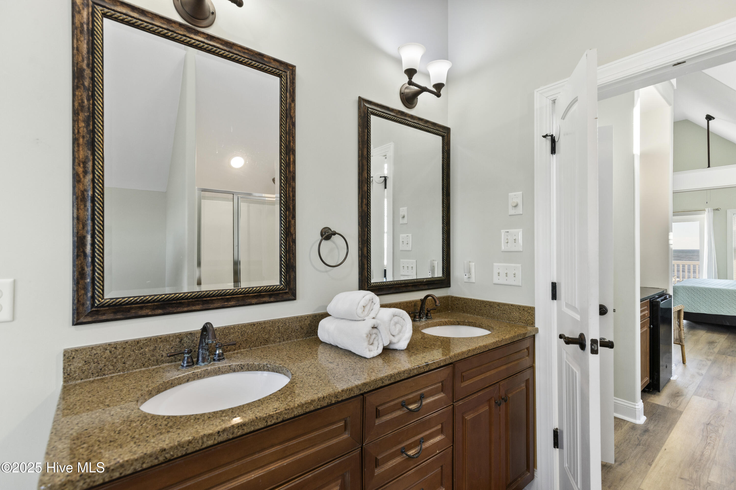 100546411 | Photo 40