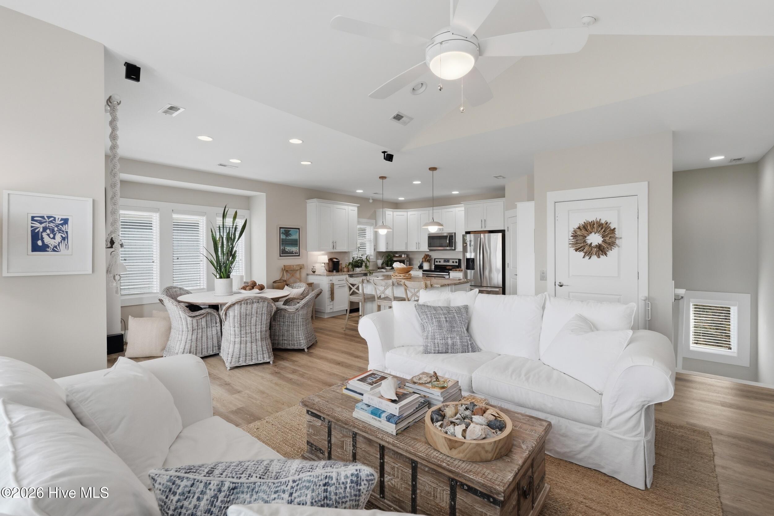 100562493 | Photo 23