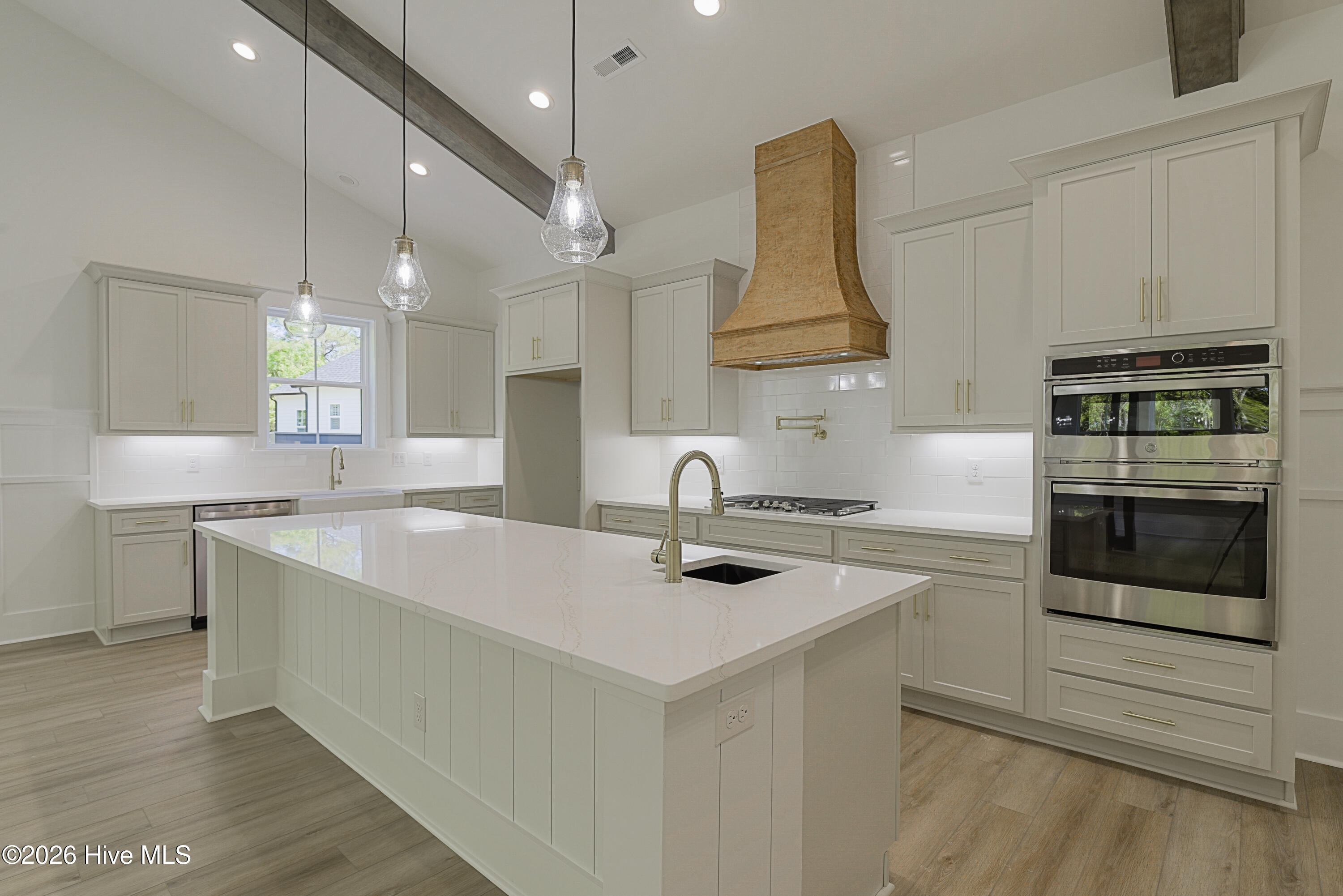 100547115 | Photo 24