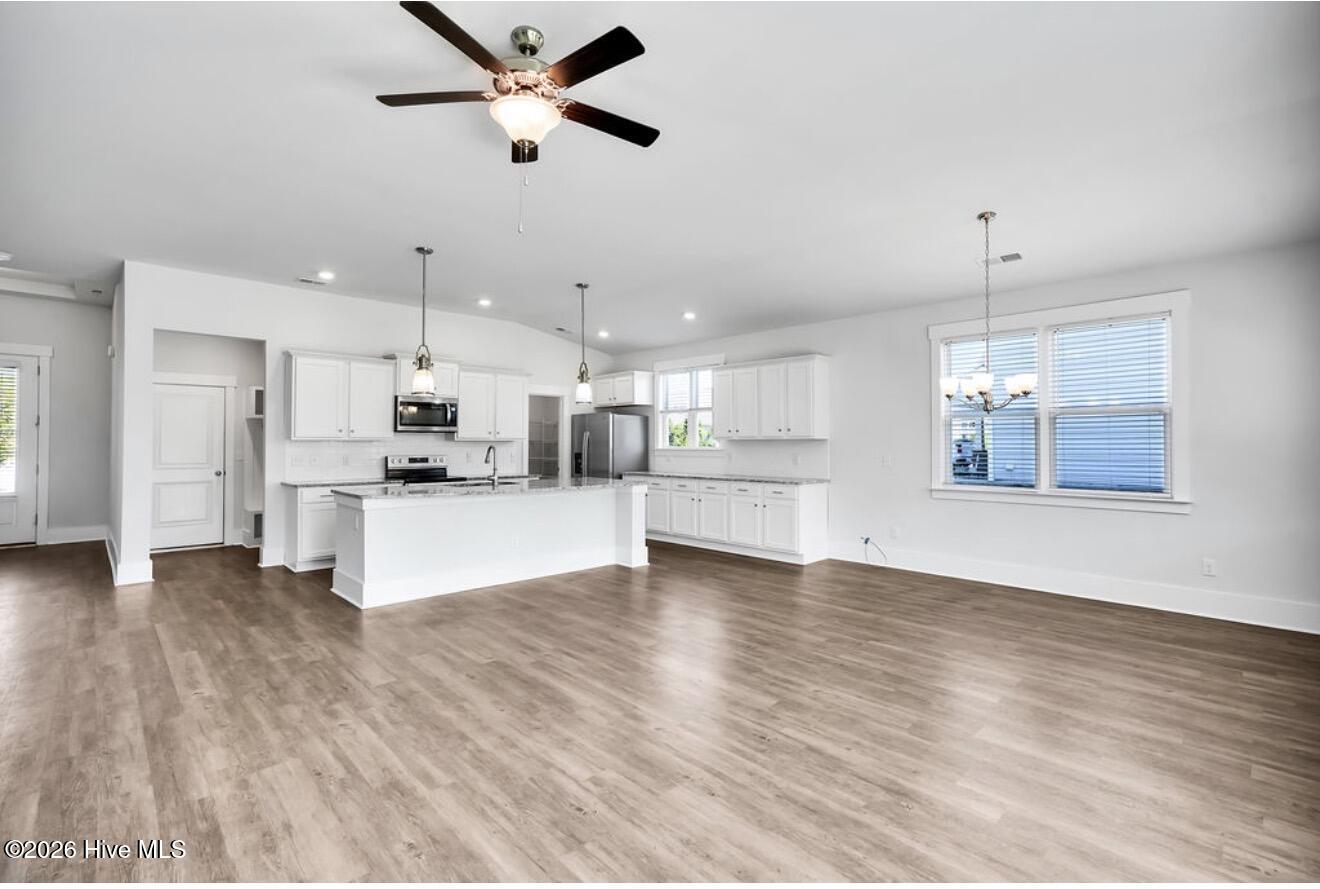 100566526 | Photo 14