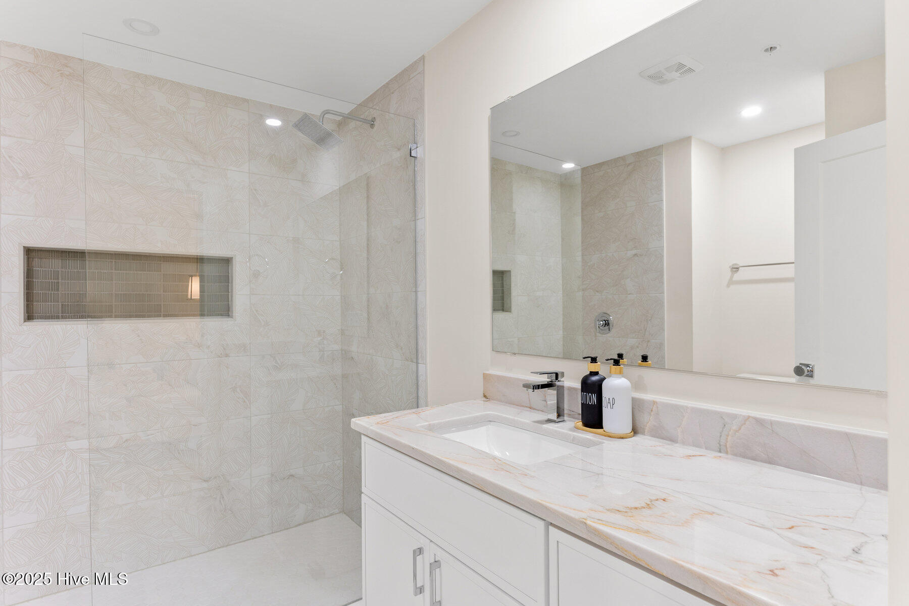 100503111 | Photo 20