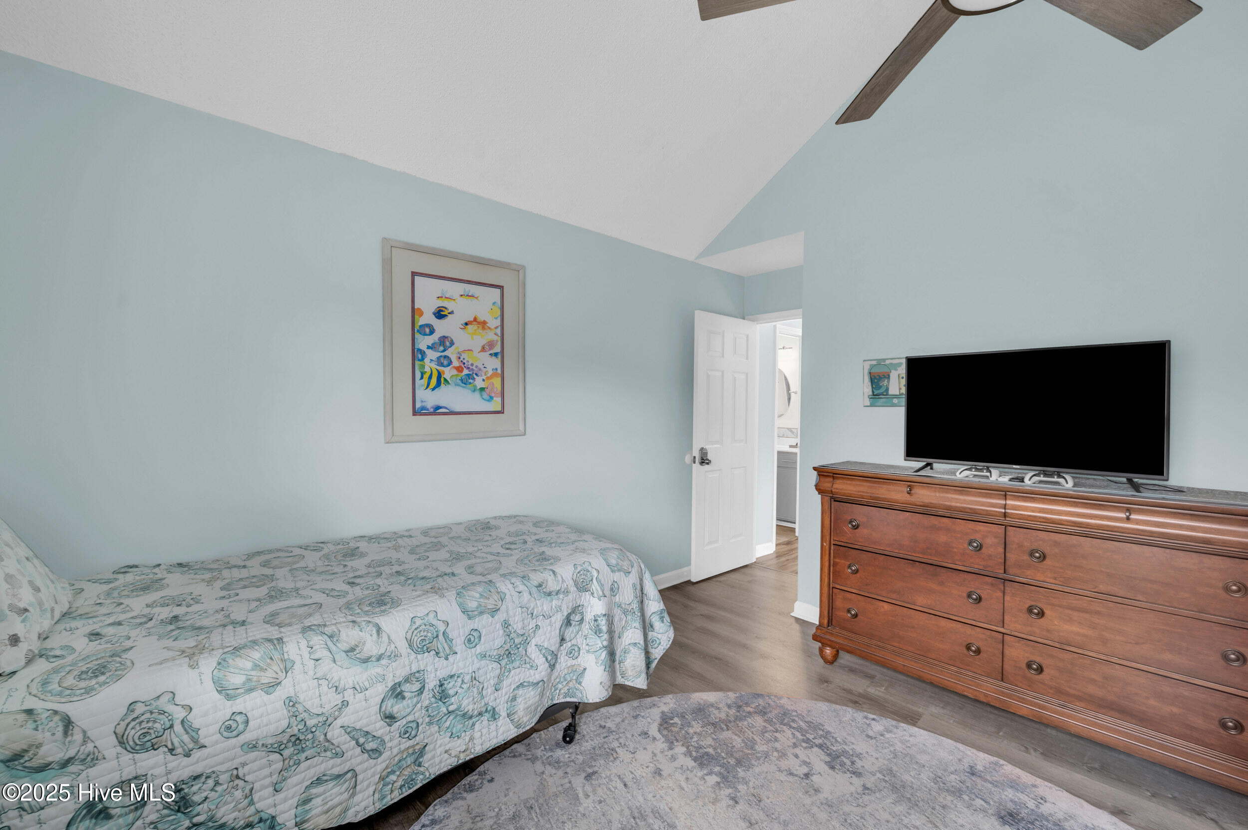 100543917 | Photo 34