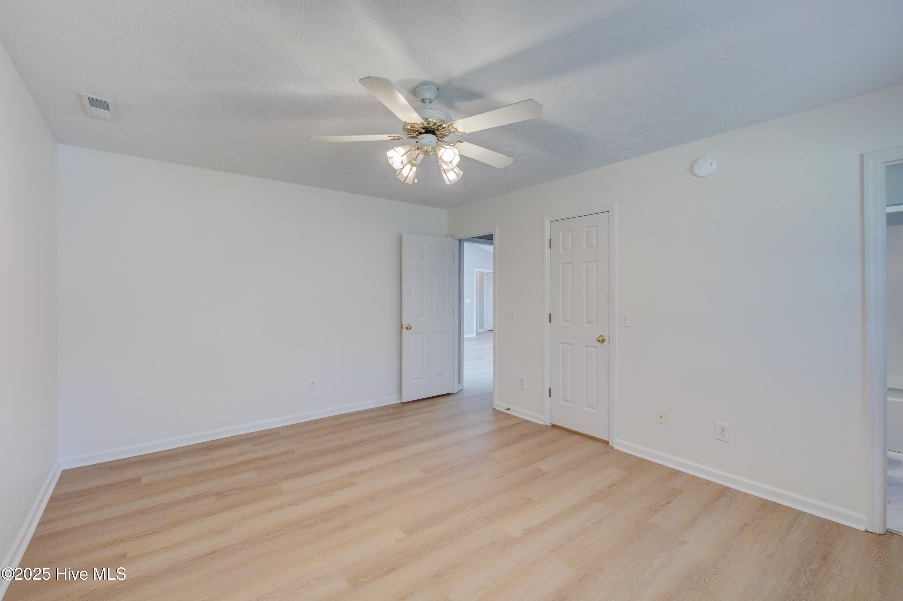 100526962 | Photo 23