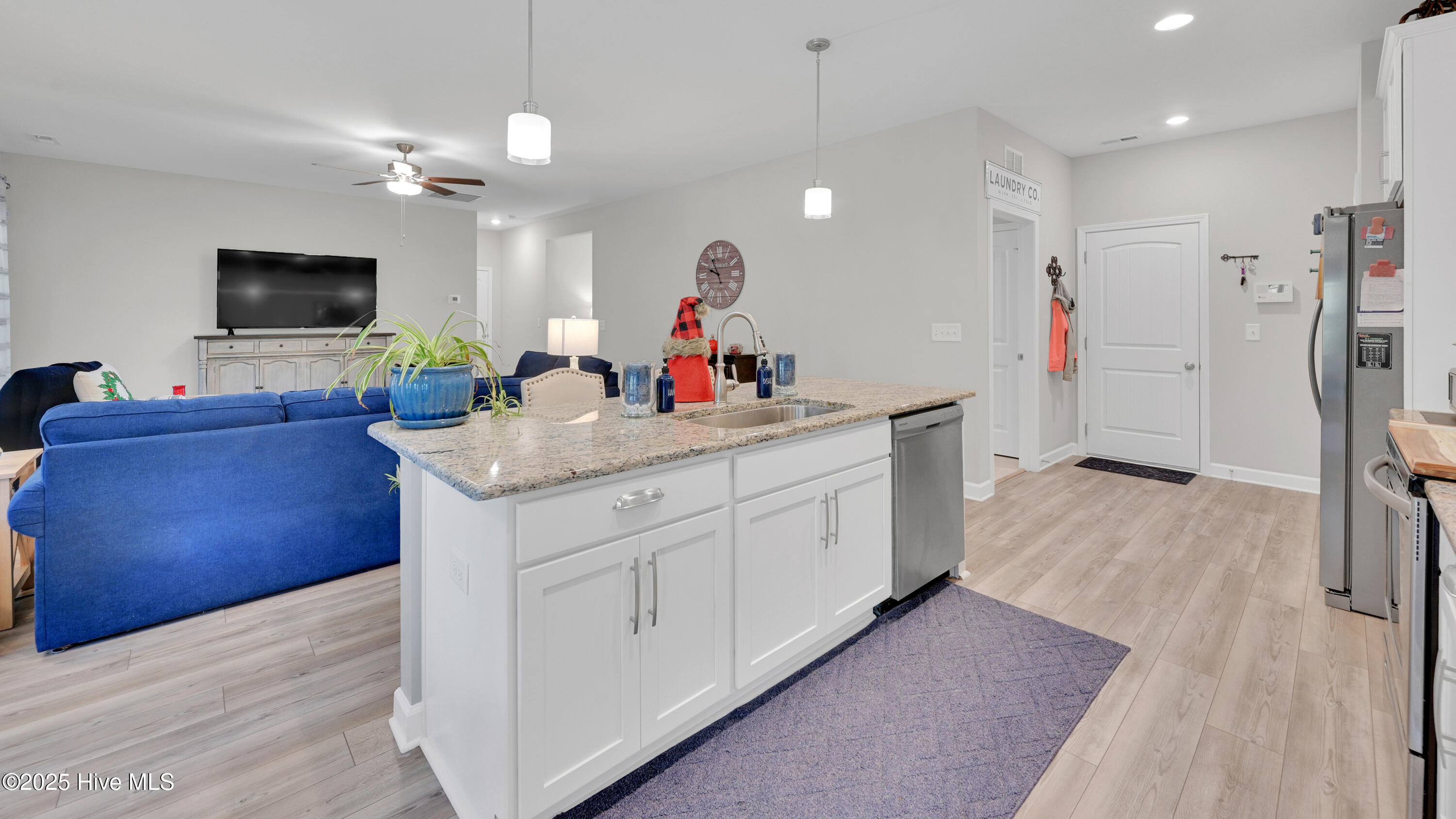 100542865 | Photo 32