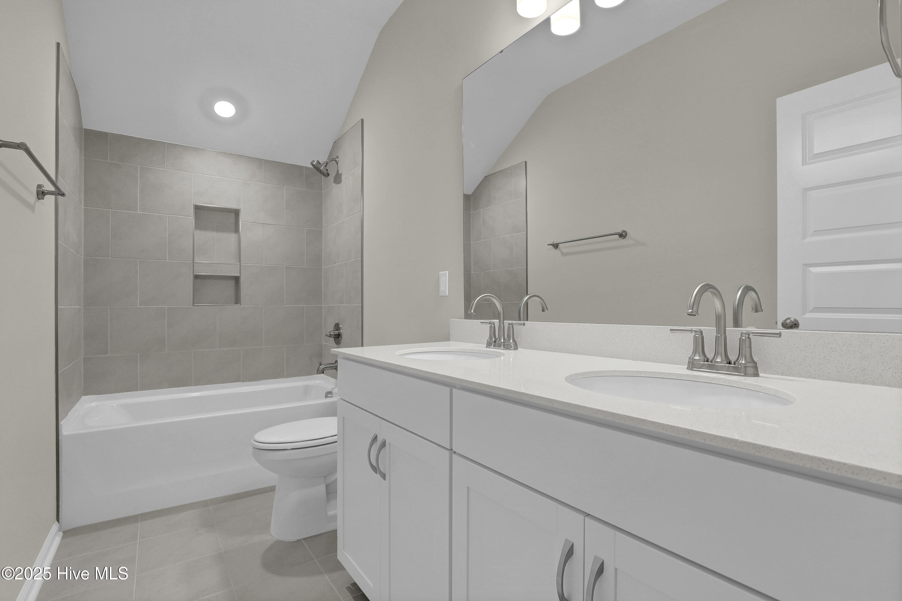 100518189 | Photo 25