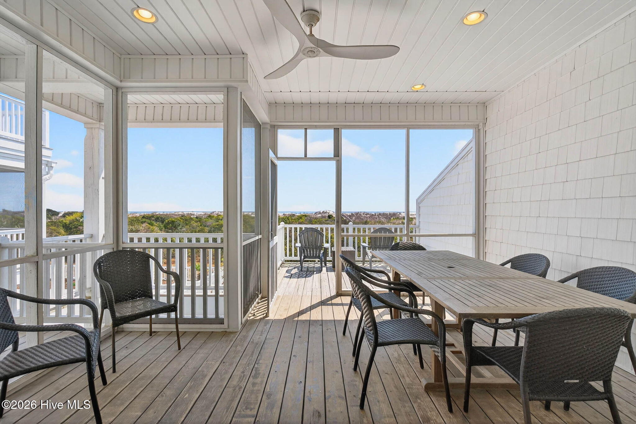 100563244 | Photo 40