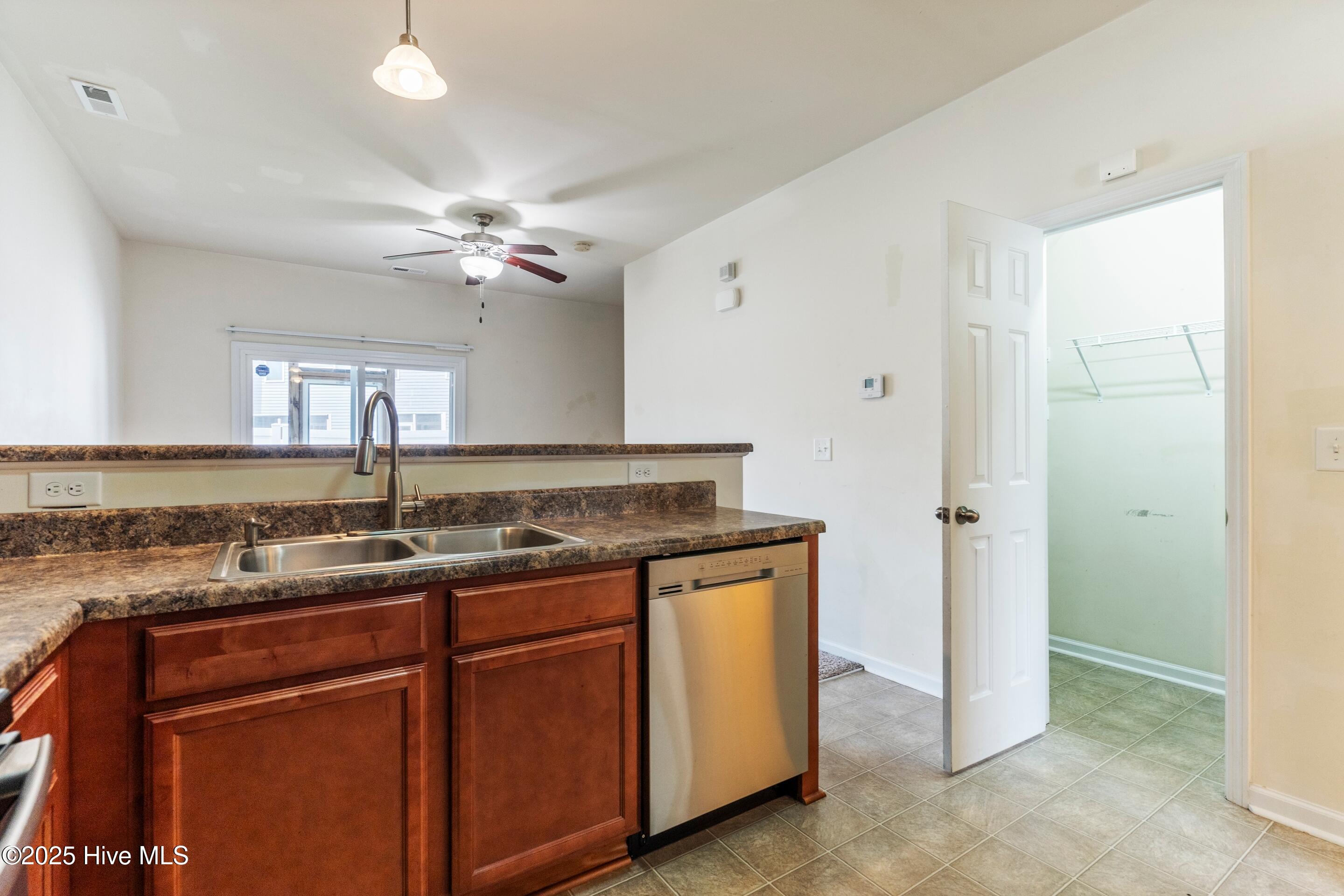 100525972 | Photo 13