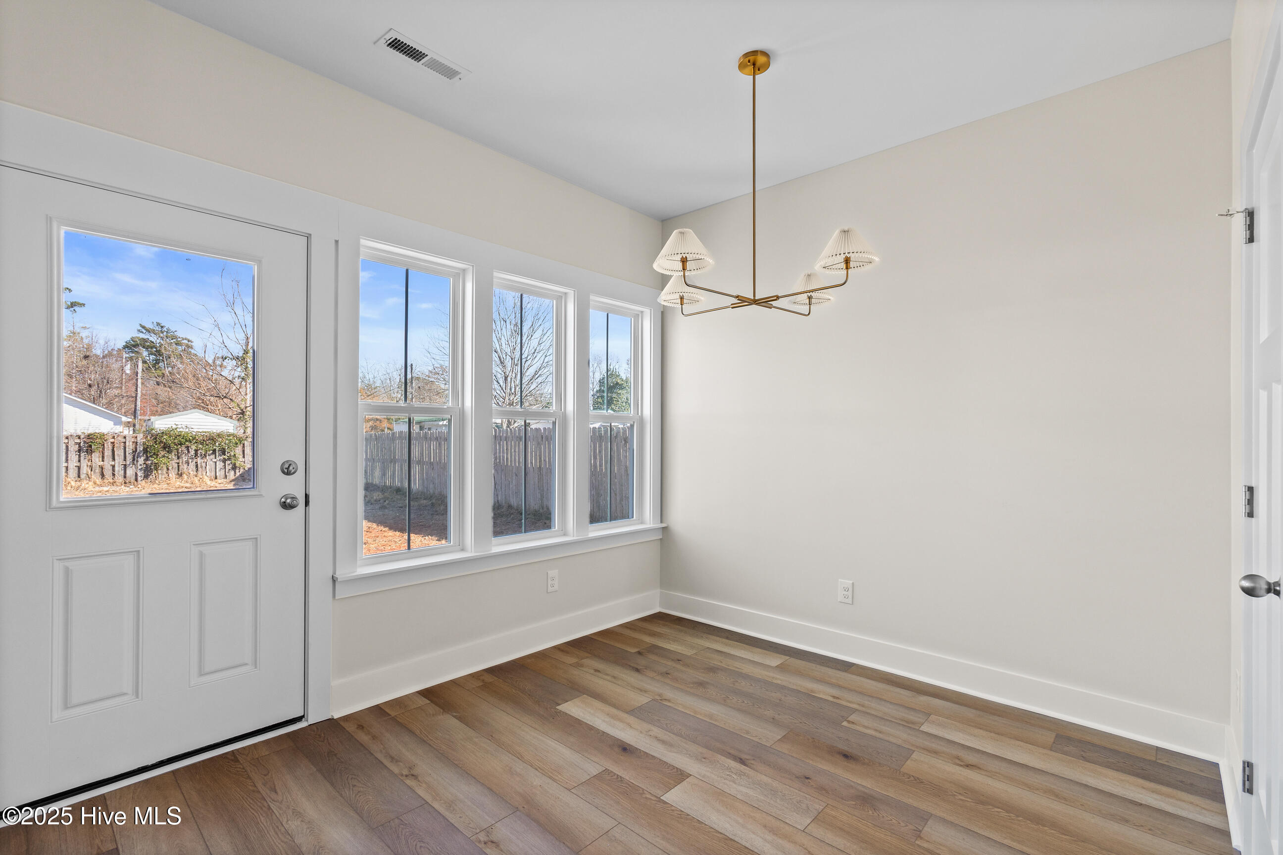 100546129 | Photo 12