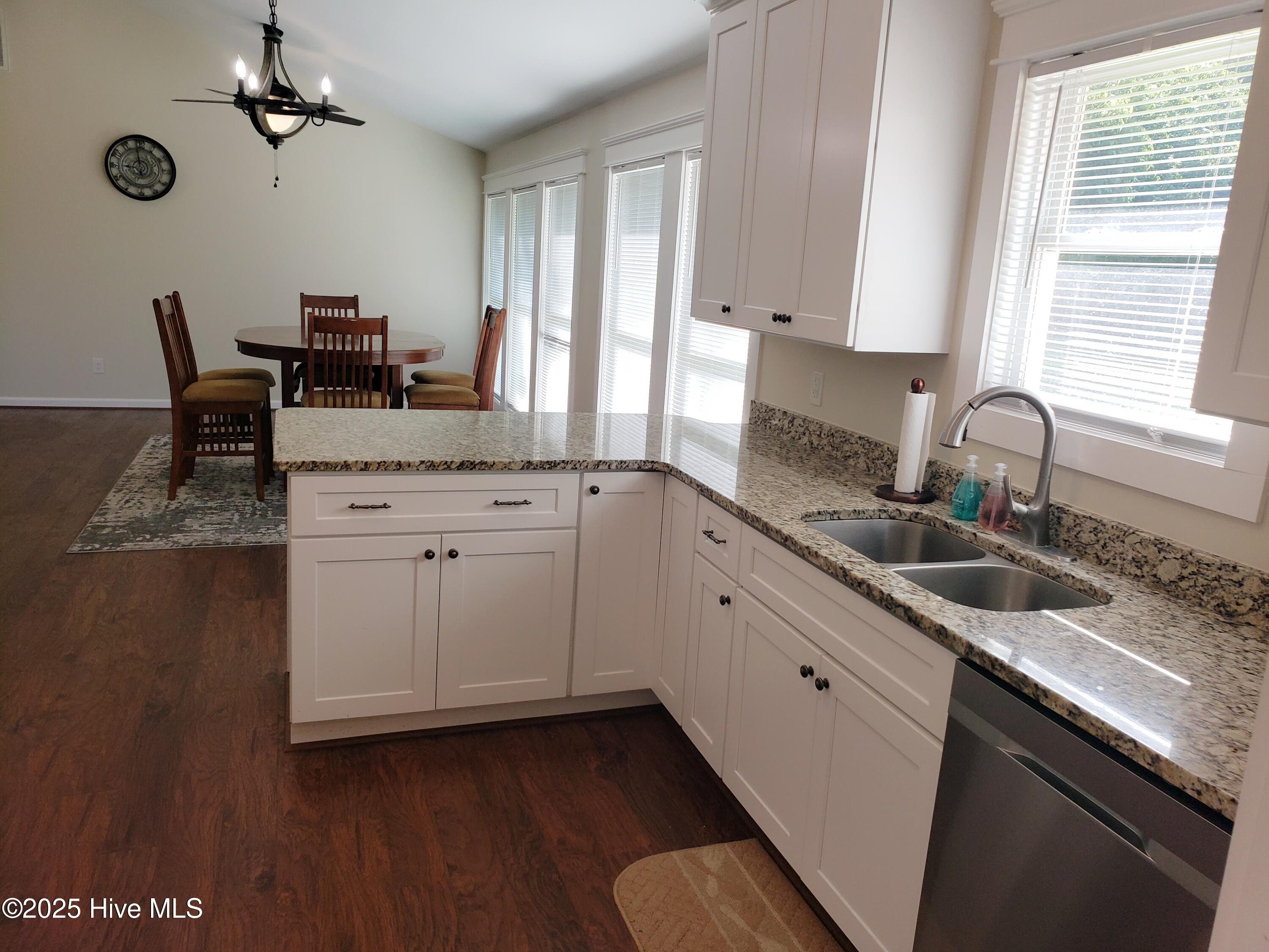 100520817 | Photo 15