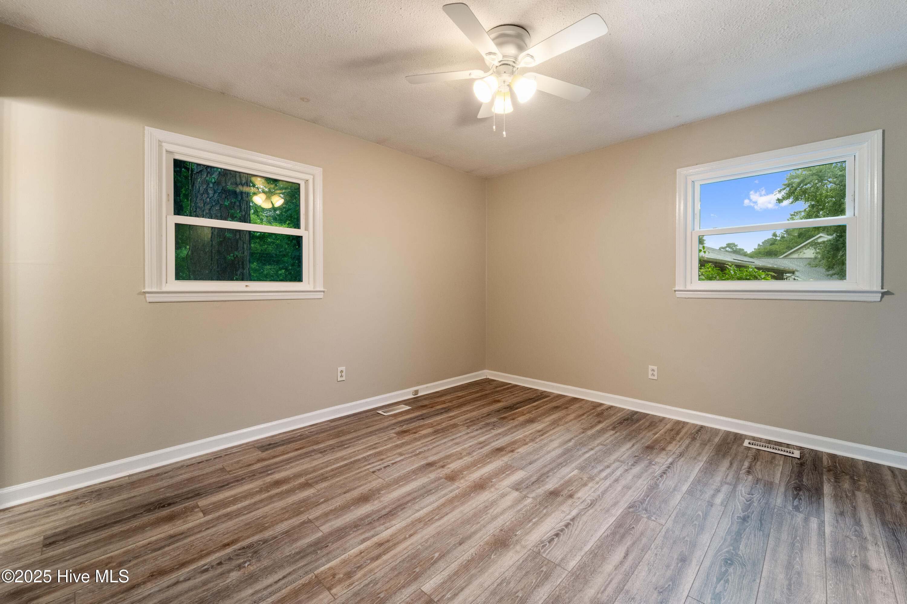 100520678 | Photo 13