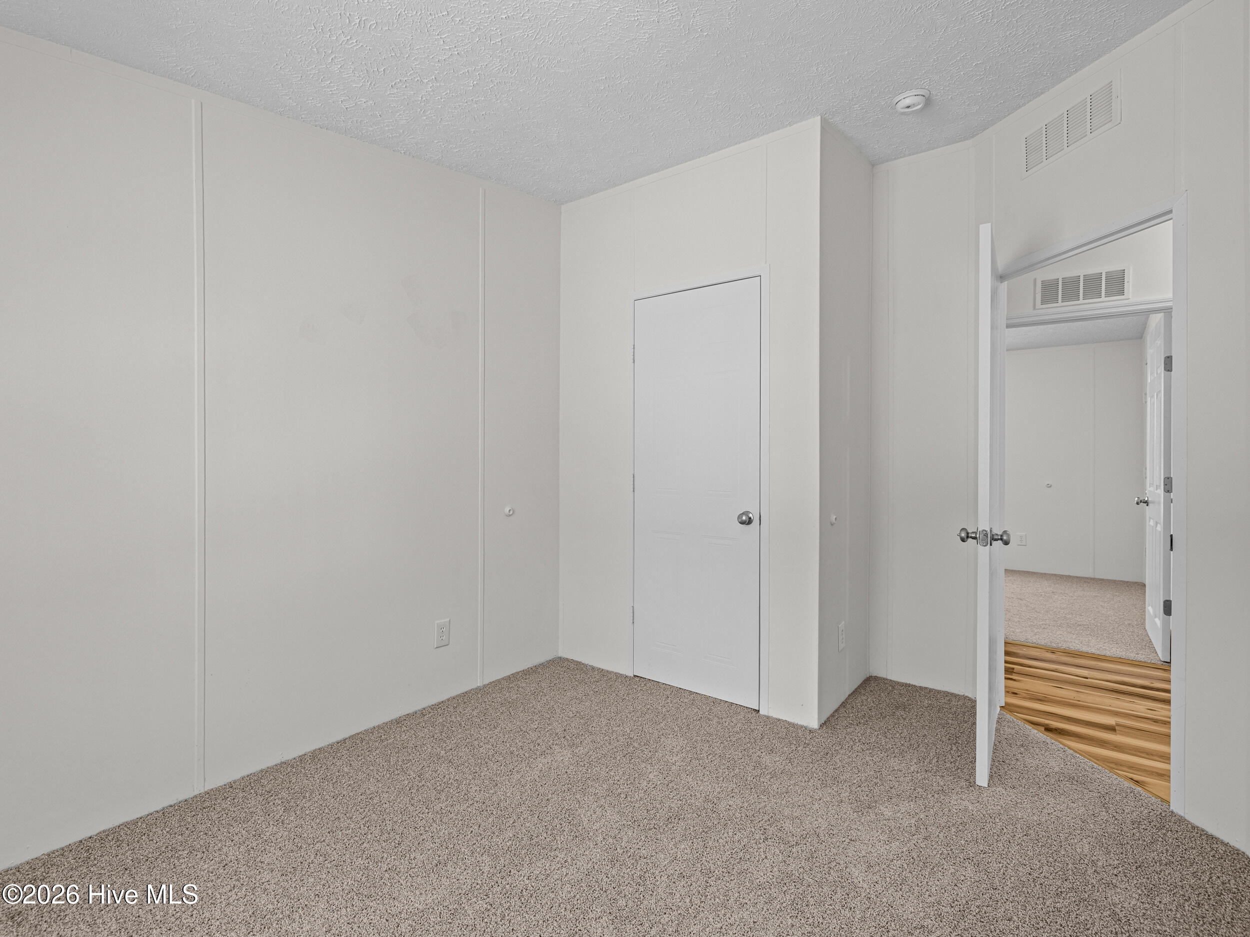 100560280 | Photo 33