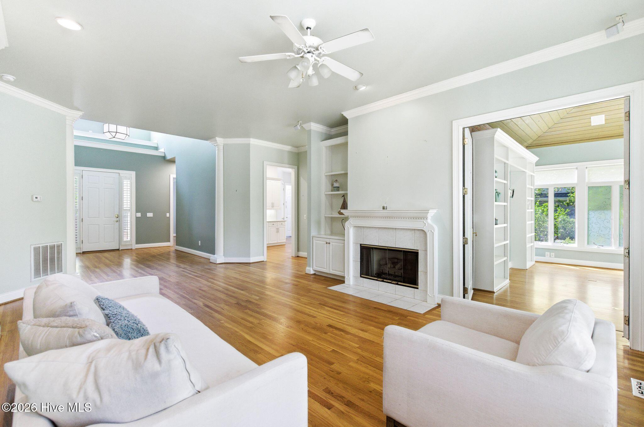 100567139 | Photo 11