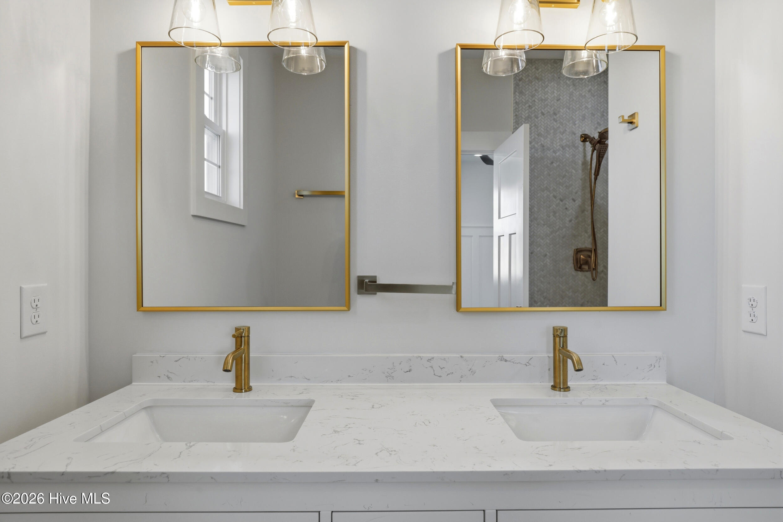 100562873 | Photo 17