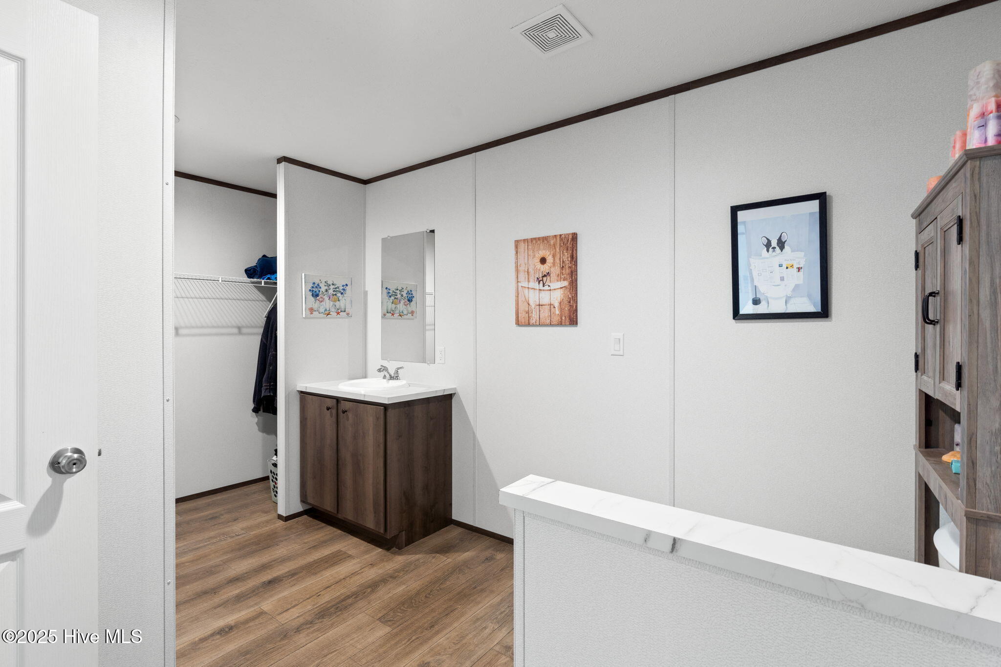 100526745 | Photo 12