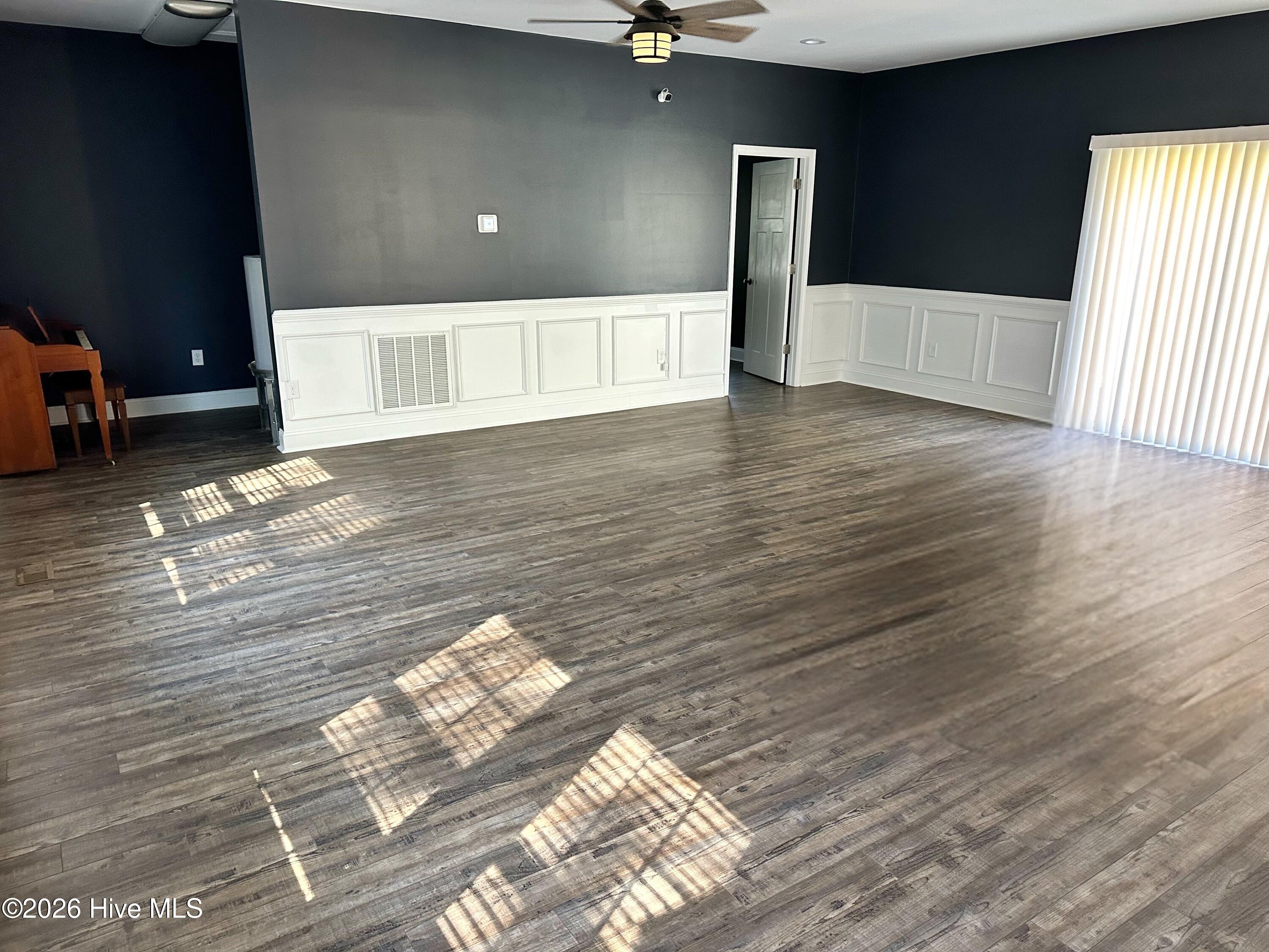 100562100 | Photo 12