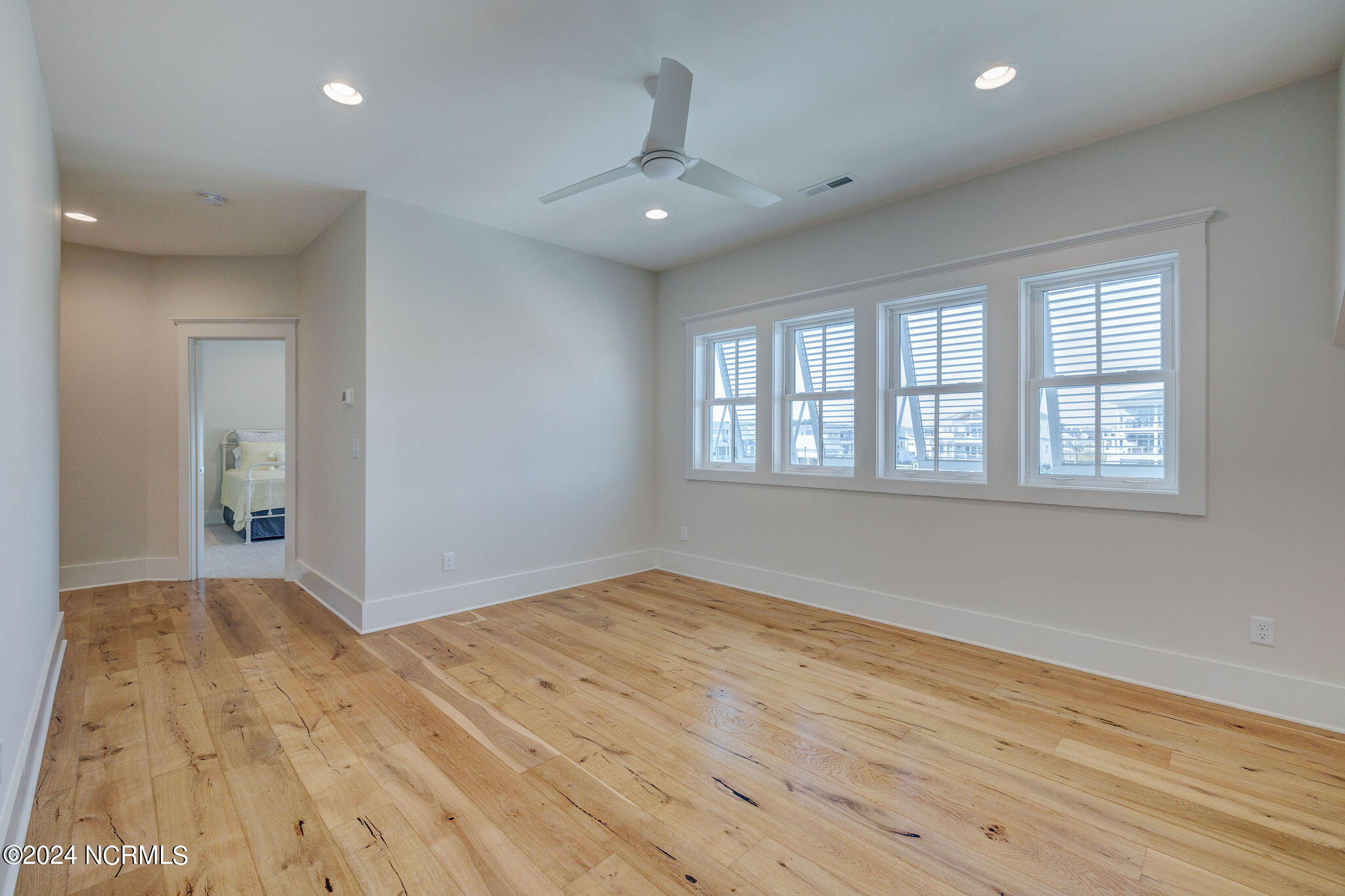 100547028 | Photo 54