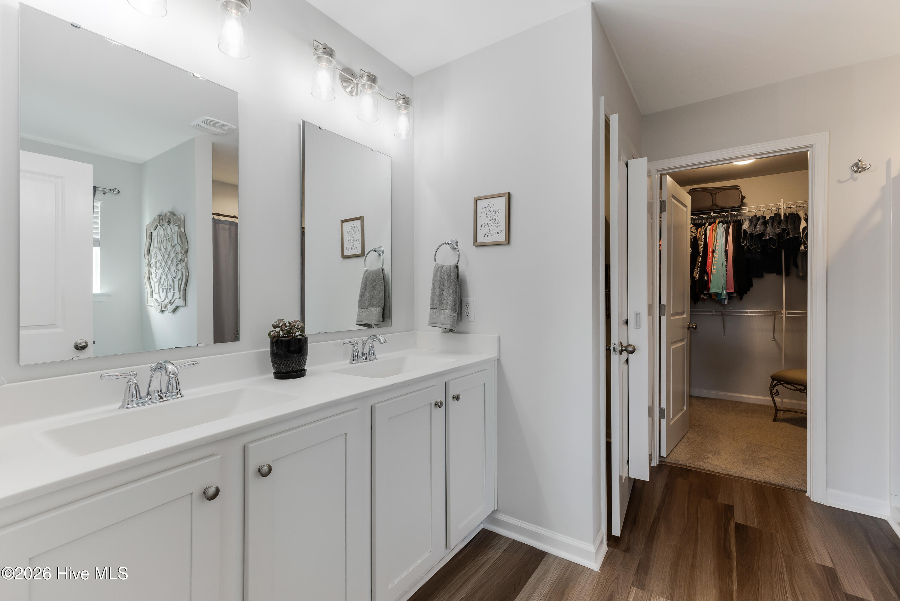 100565861 | Photo 37