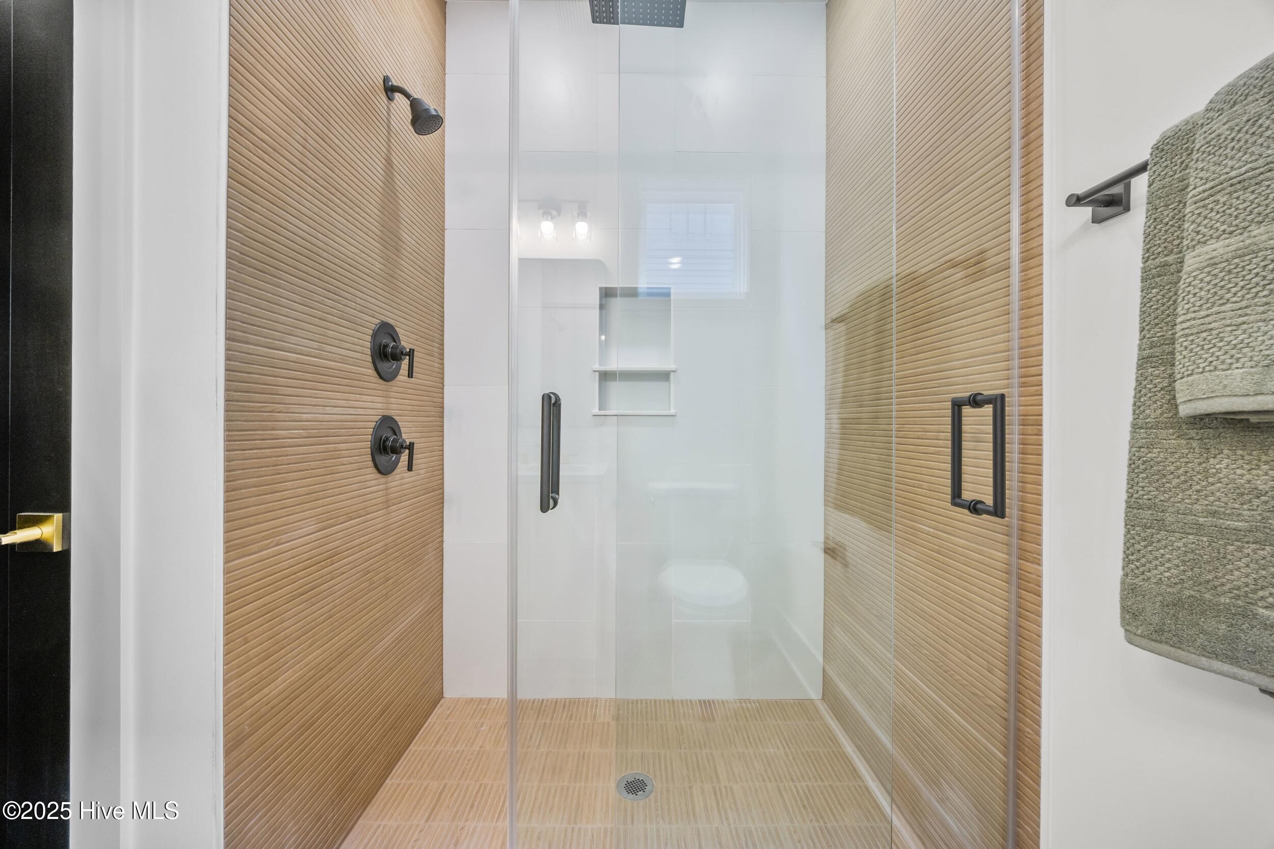 100546995 | Photo 23