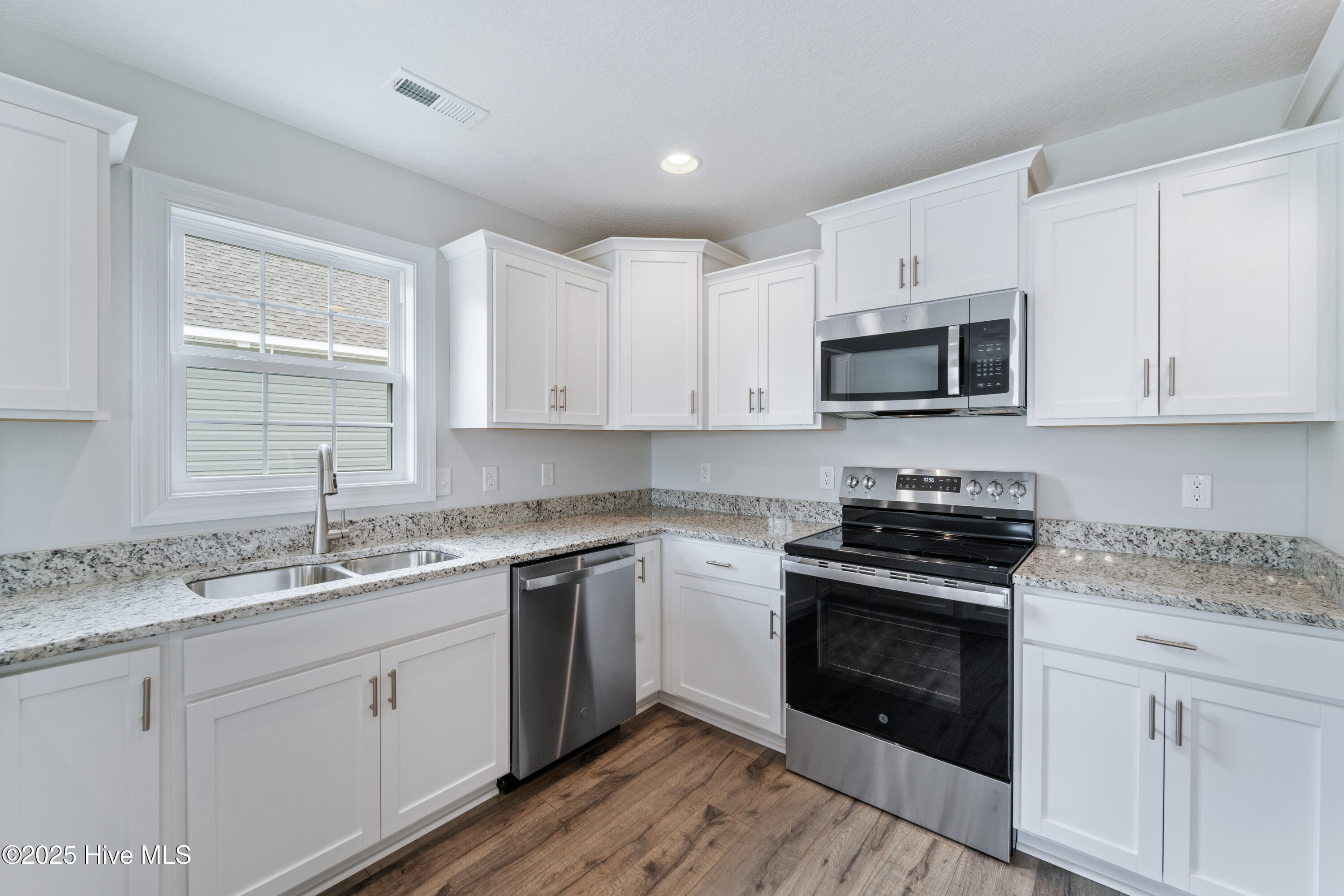 100493444 | Photo 14