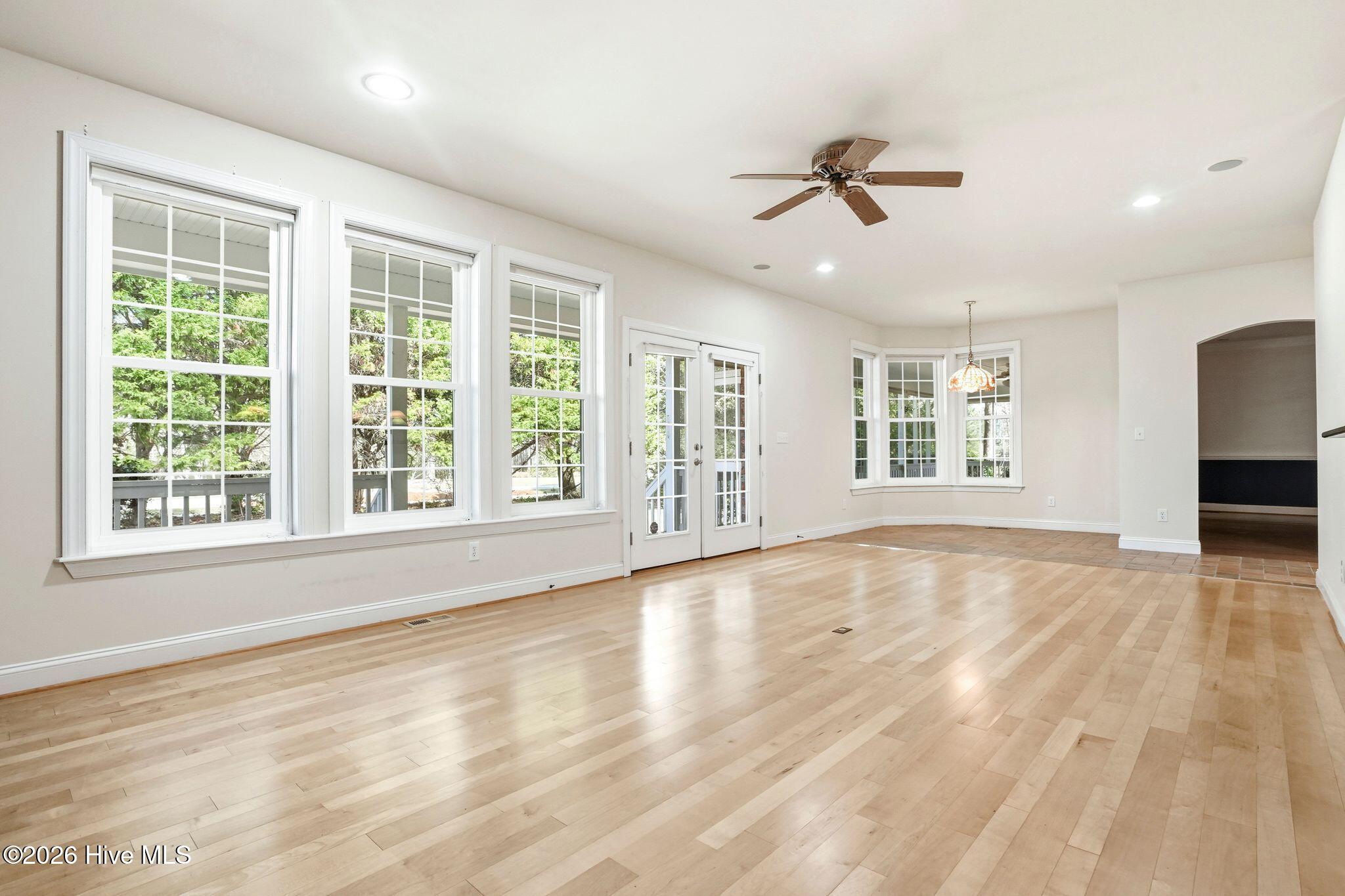 100563594 | Photo 22