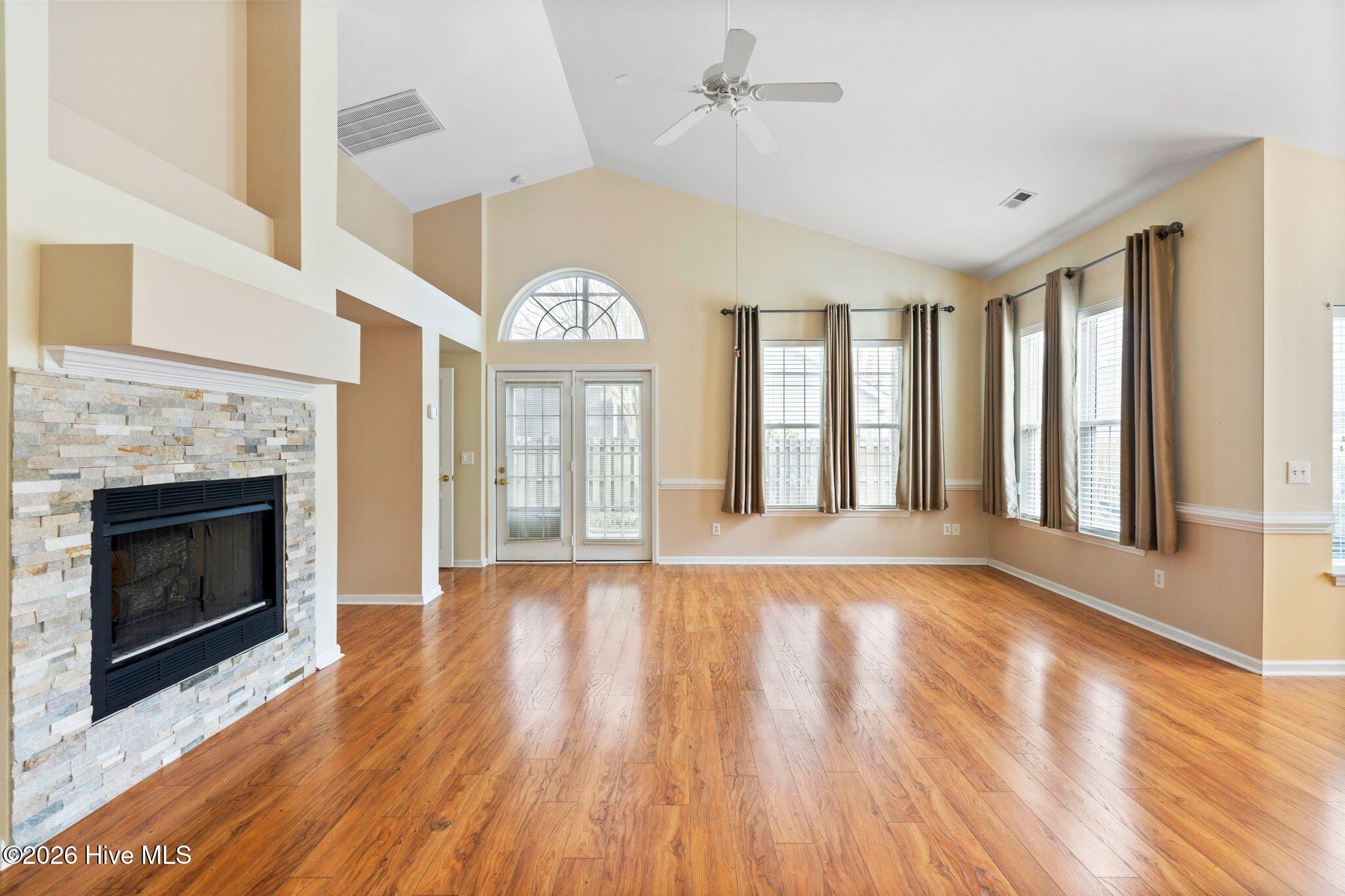 100558040 | Photo 14