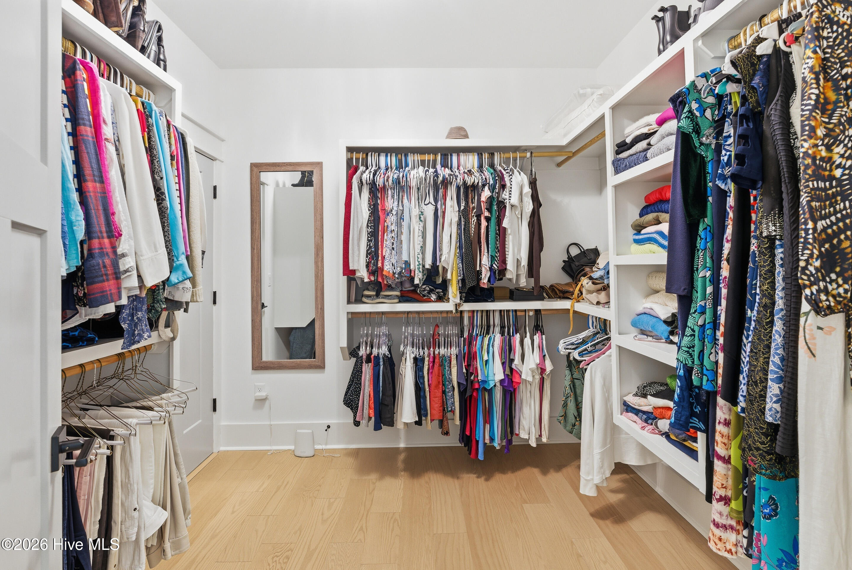 100562941 | Photo 43