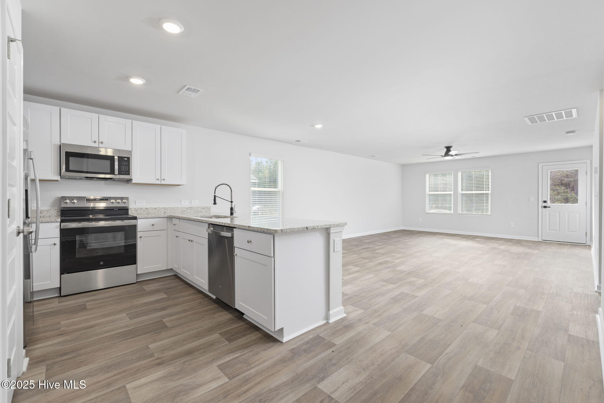 100544084 | Photo 15