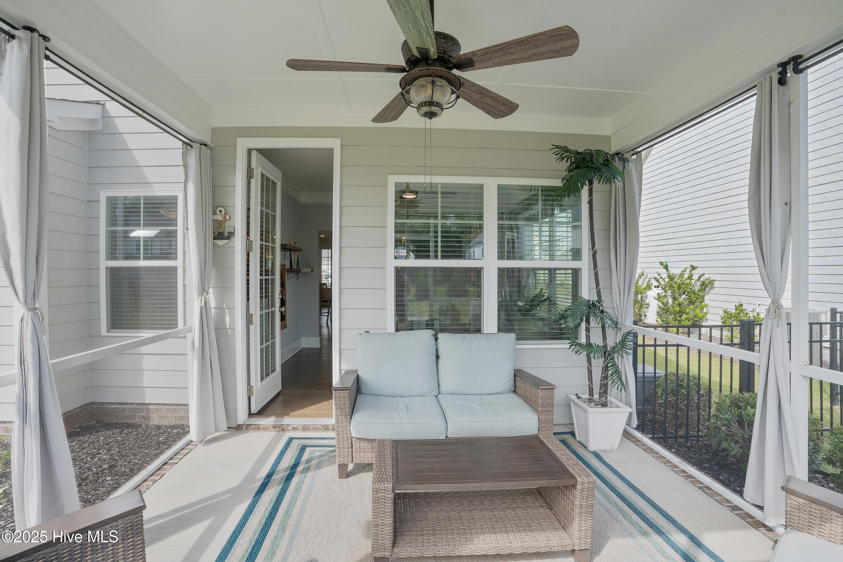 100520061 | Photo 35