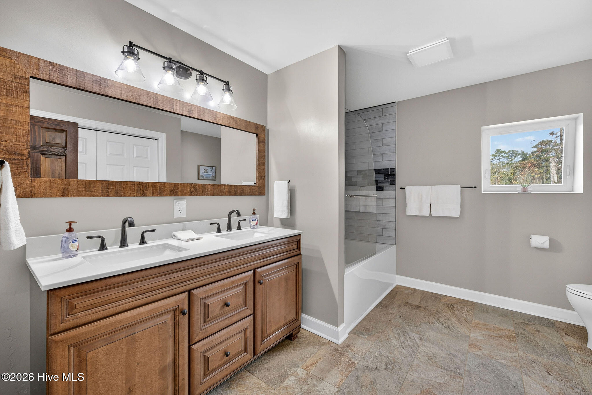 100552823 | Photo 35