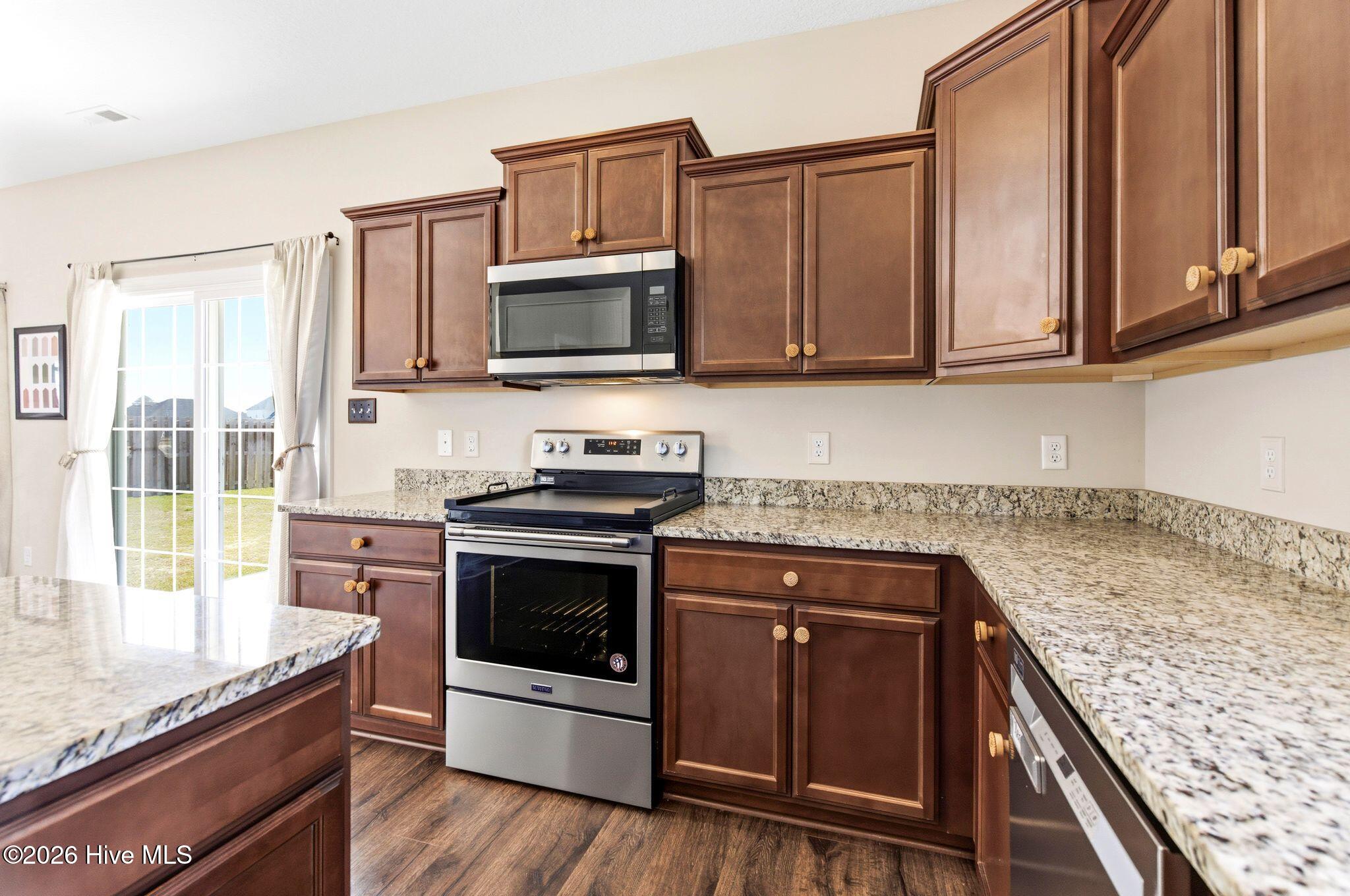 100563998 | Photo 23