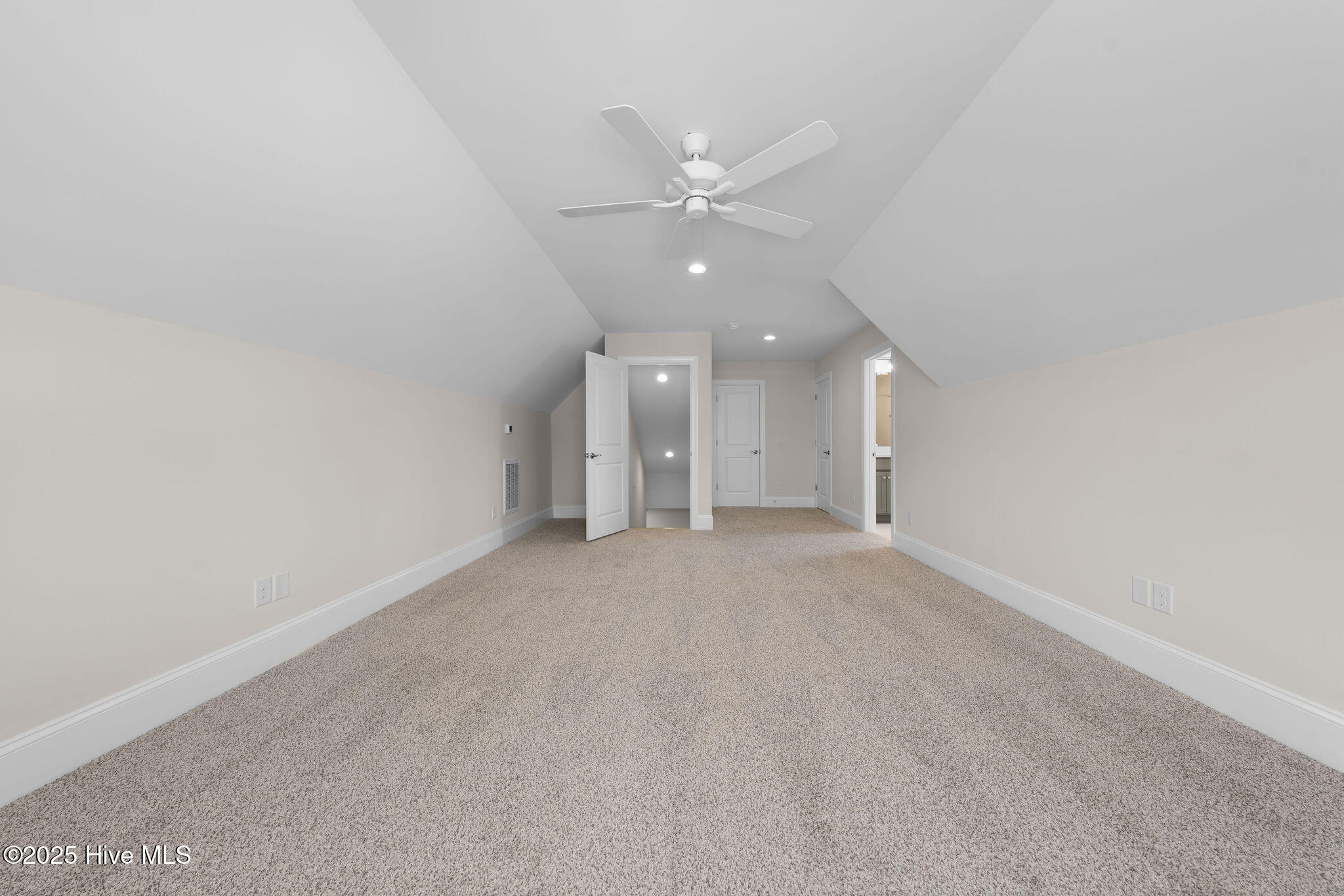 100488997 | Photo 49