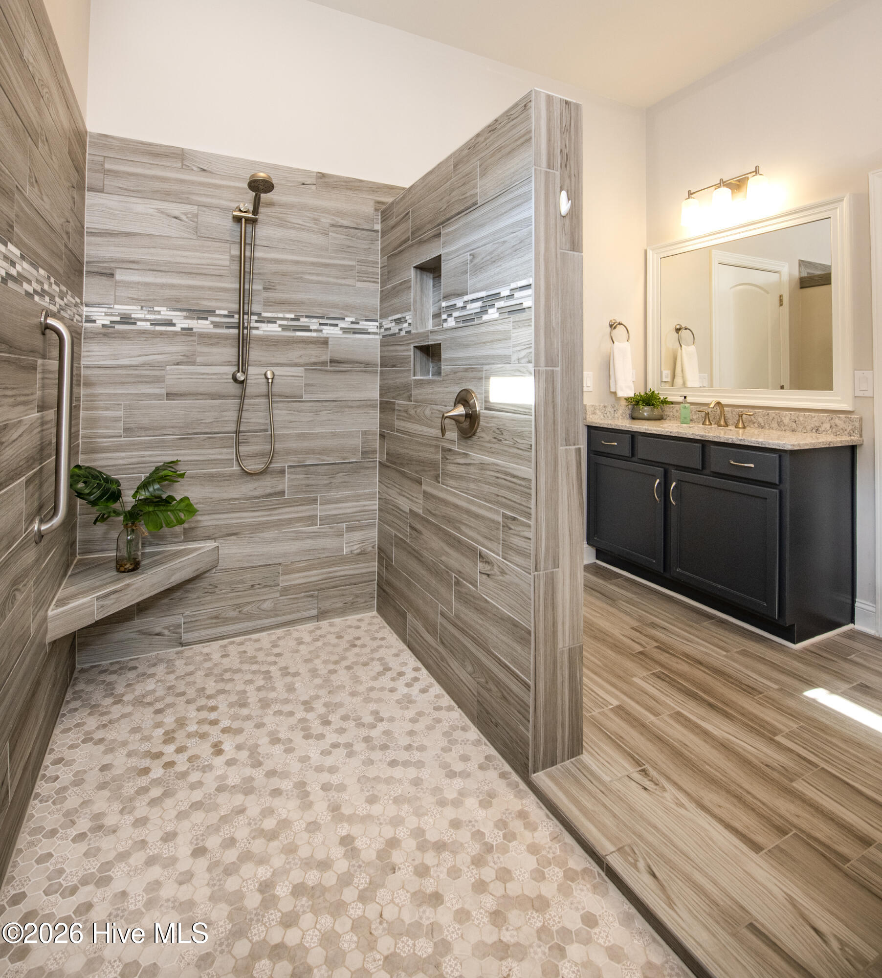 100563129 | Photo 23