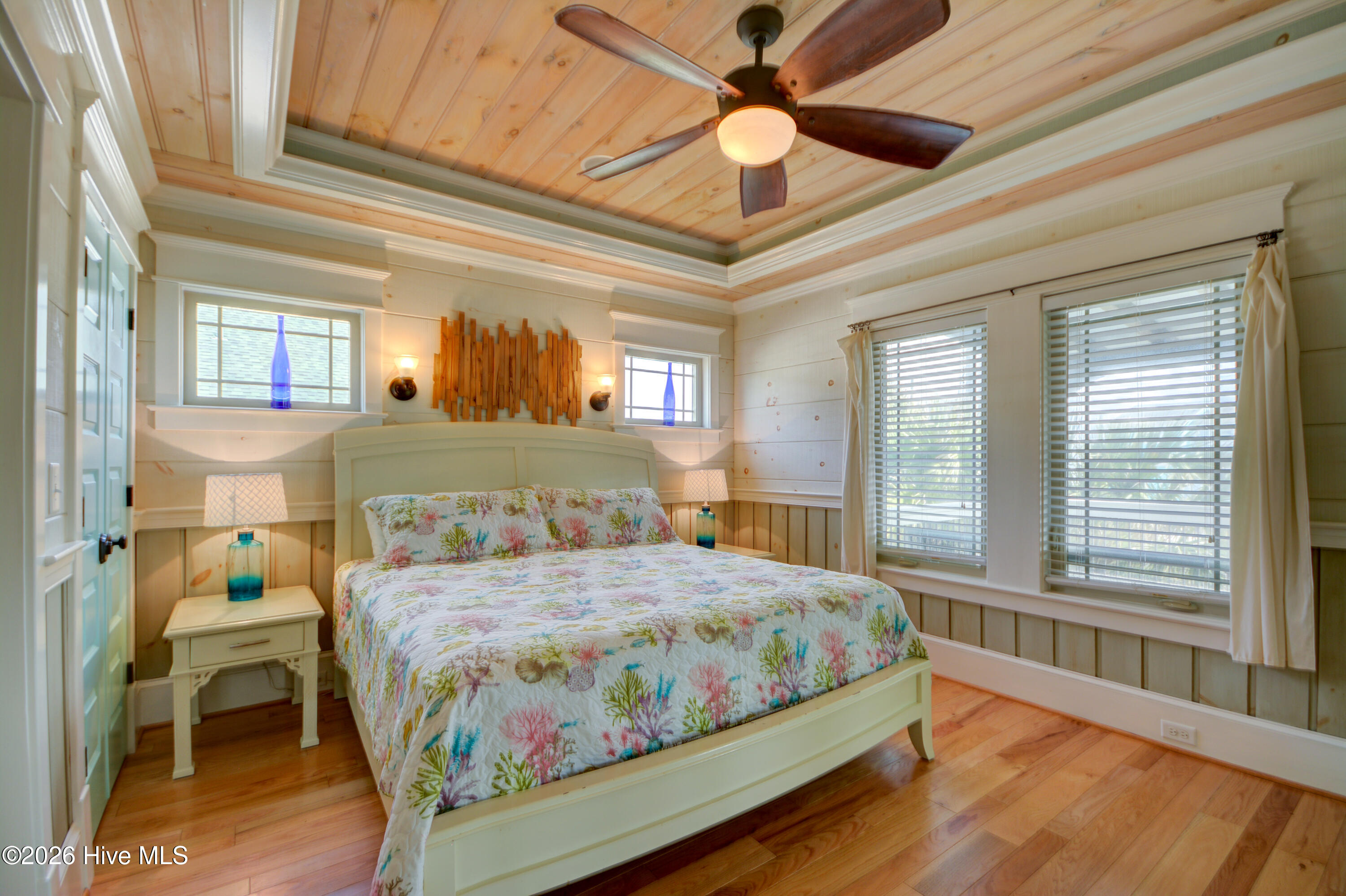 100565918 | Photo 12