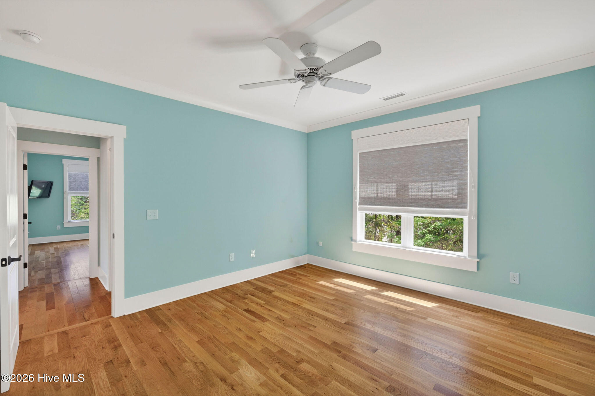 100548622 | Photo 35