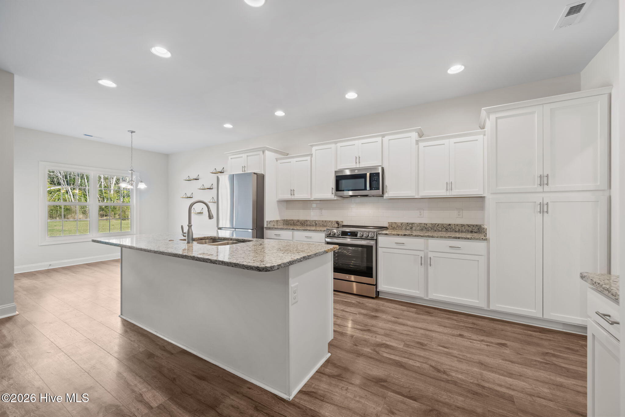 100561720 | Photo 12