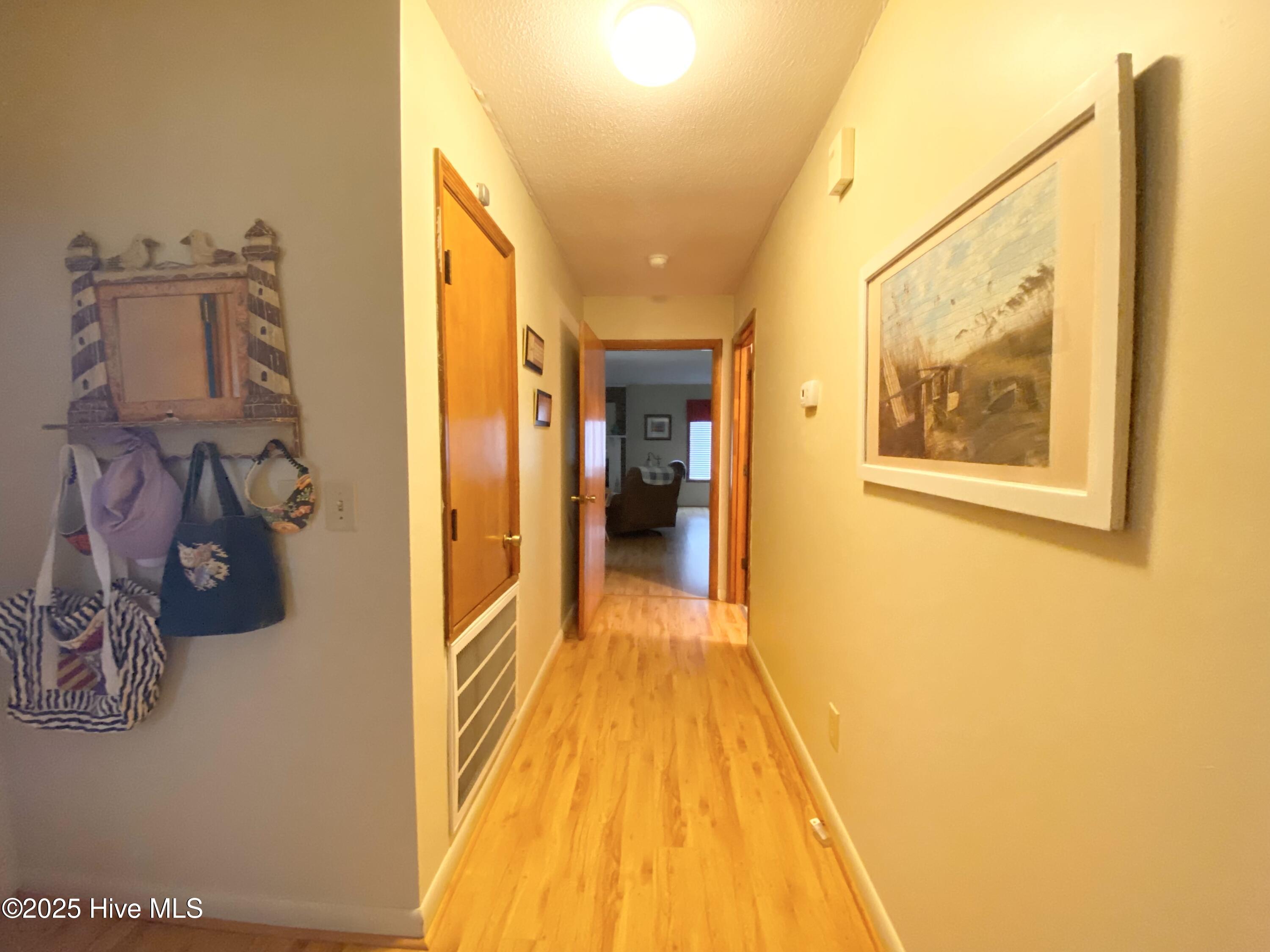 100501083 | Photo 23