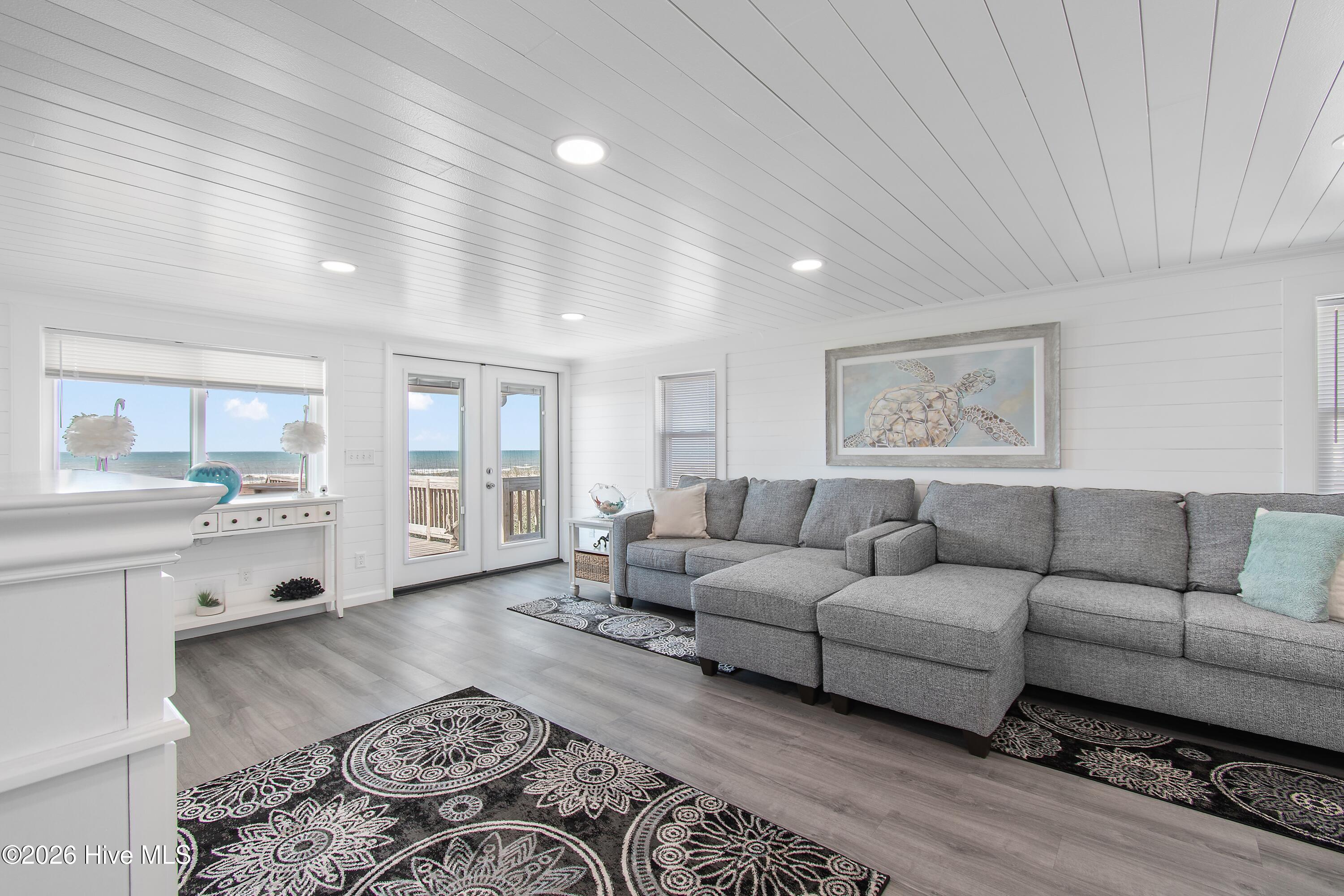 100567968 | Photo 23