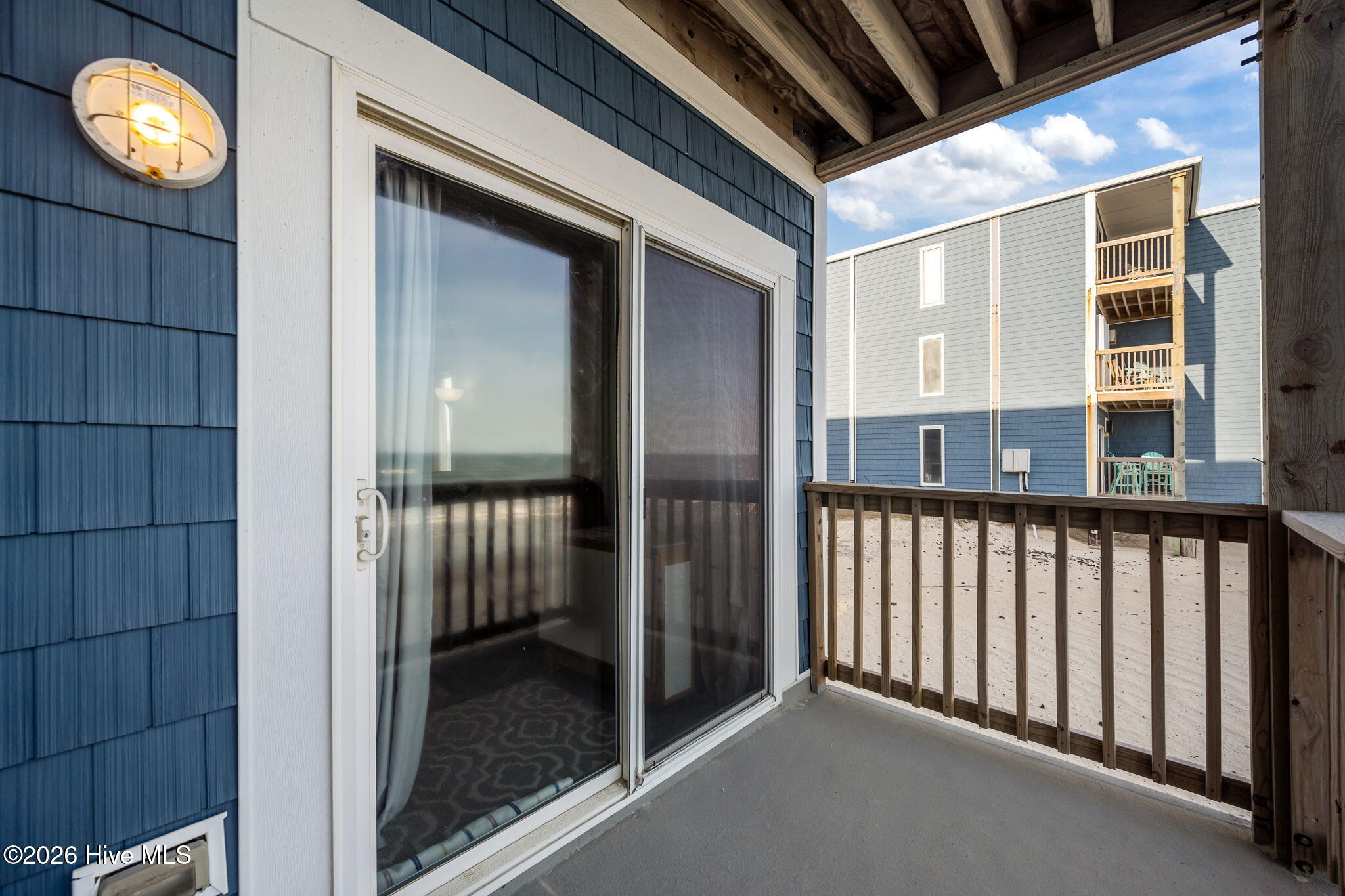 100563730 | Photo 30