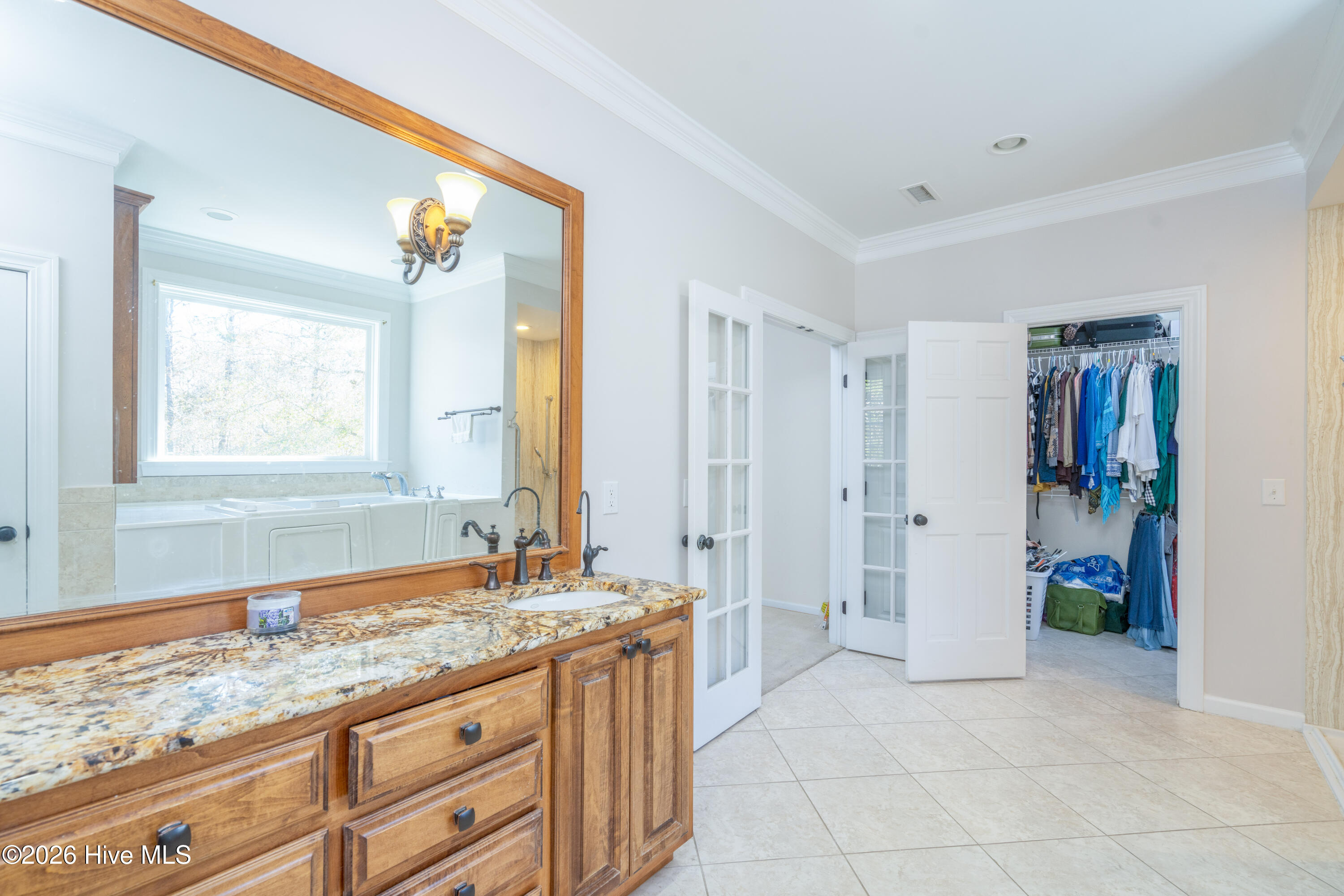 100548733 | Photo 21