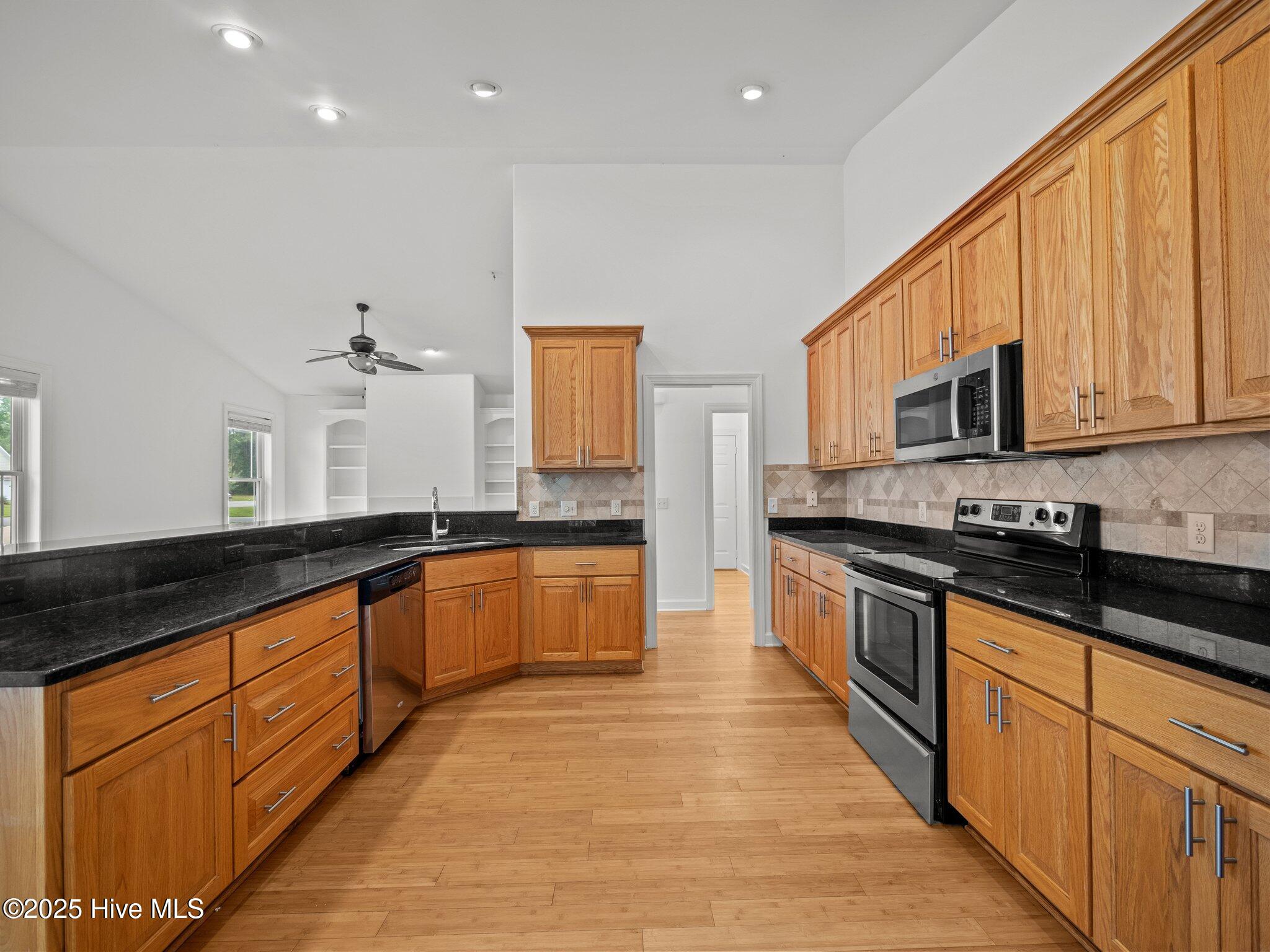 100559158 | Photo 17